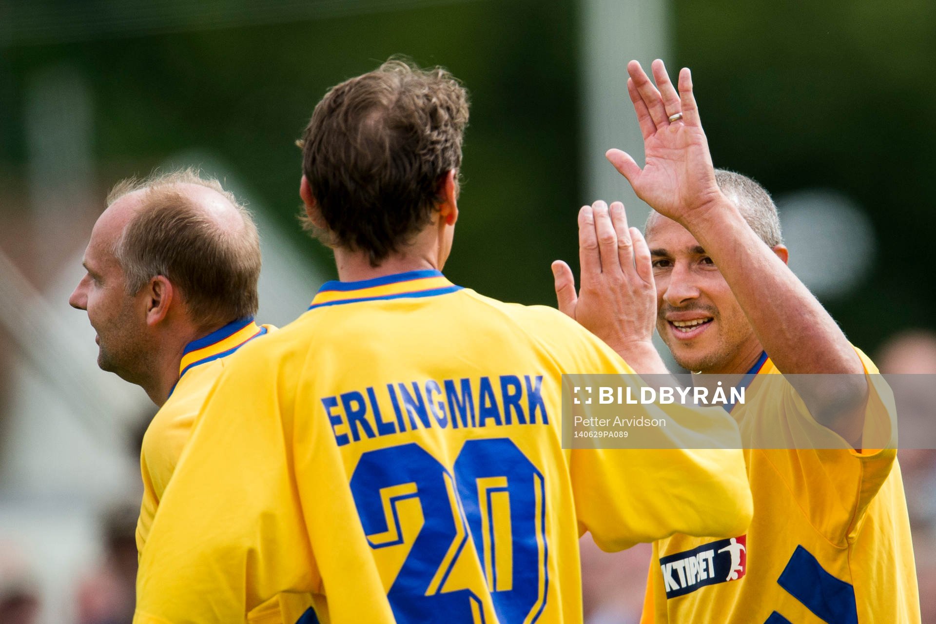 VM-laget 1994s Magnus Erlingmark och Henrik Larsson jublar