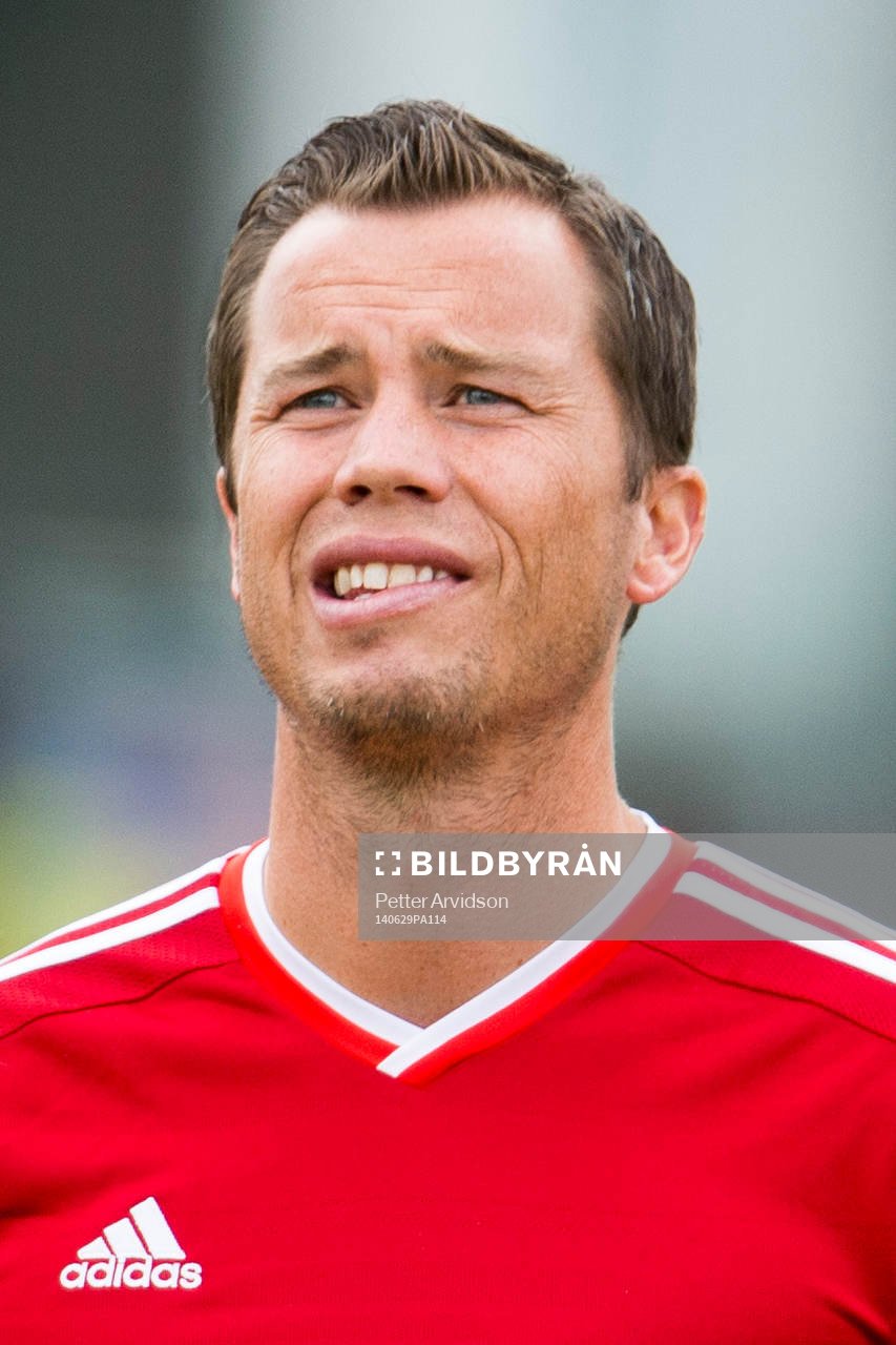 Motståndarlagets Daniel Andersson