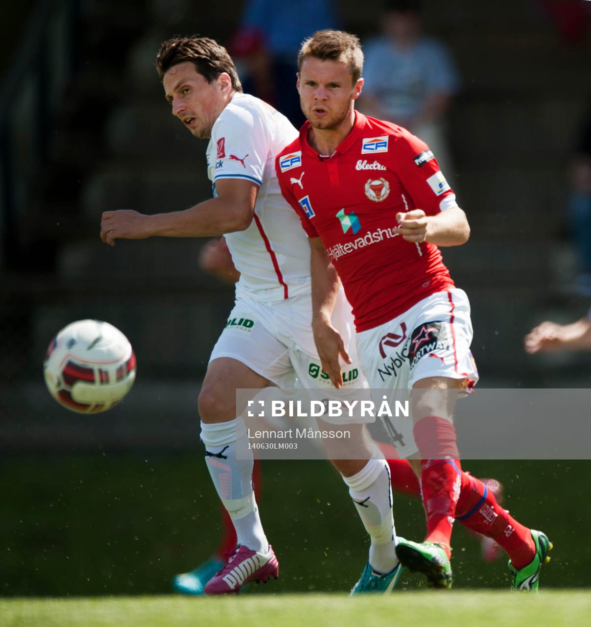 Helsingborgs Ardian Gashi och Kalmars Måns Söderqvist i träningsmatchen i fotboll mellan Helsingborg och Kalmar i Bromölla 30 juni.