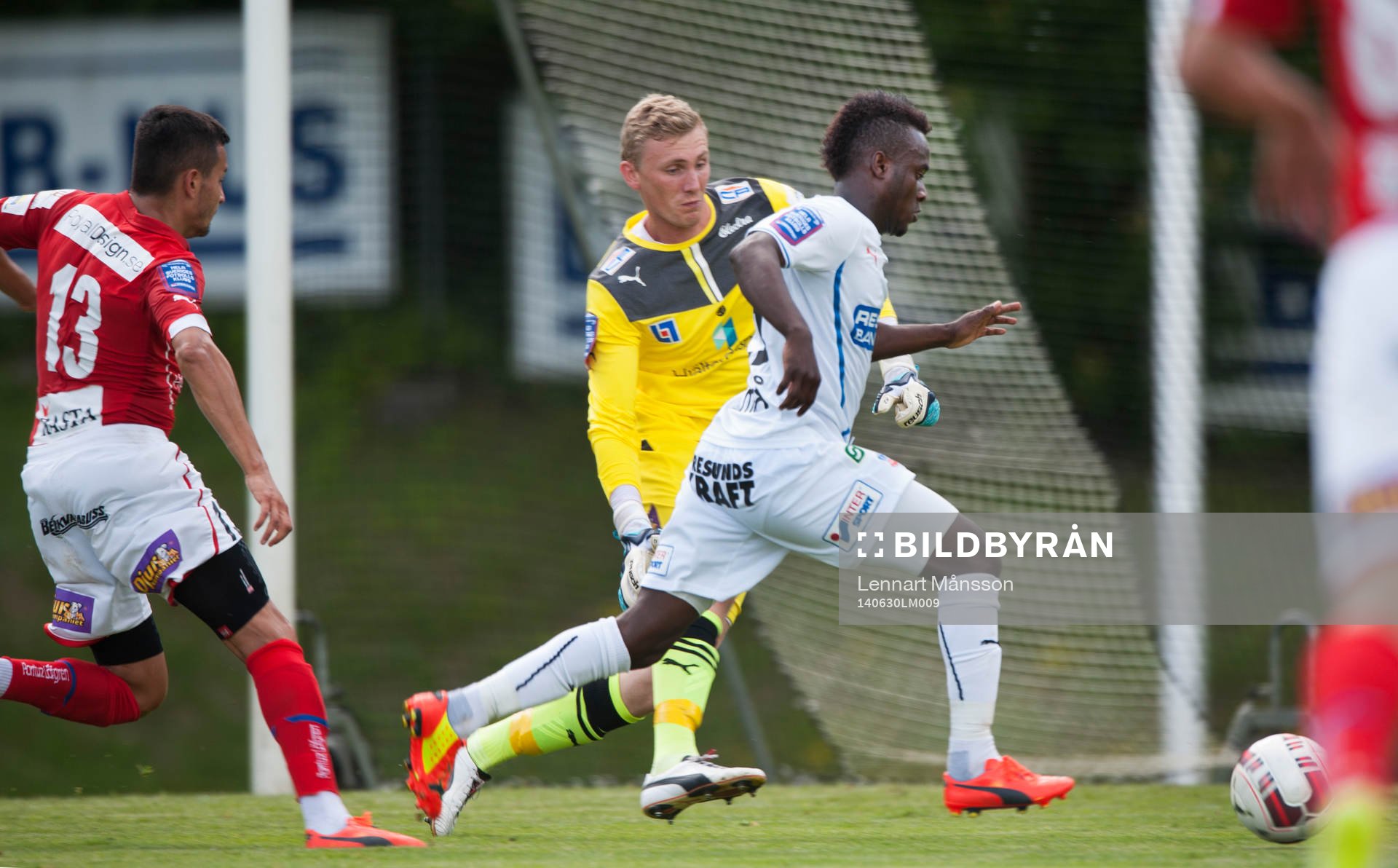 Helsingborgs David Accan rundar Kalmars målvakt Lars