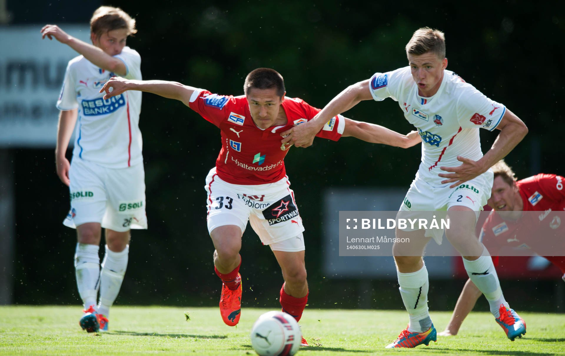 Helsingborgs Carl Johansson försöker stoppa en