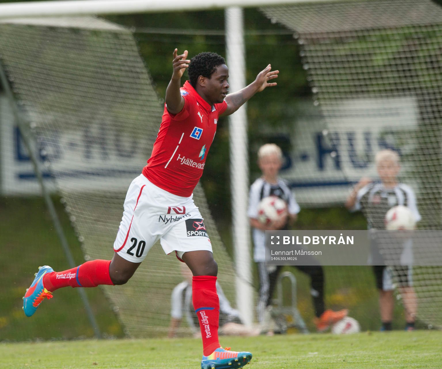 Kalmars Archford Gutu har gjort 2-1 och jublar i