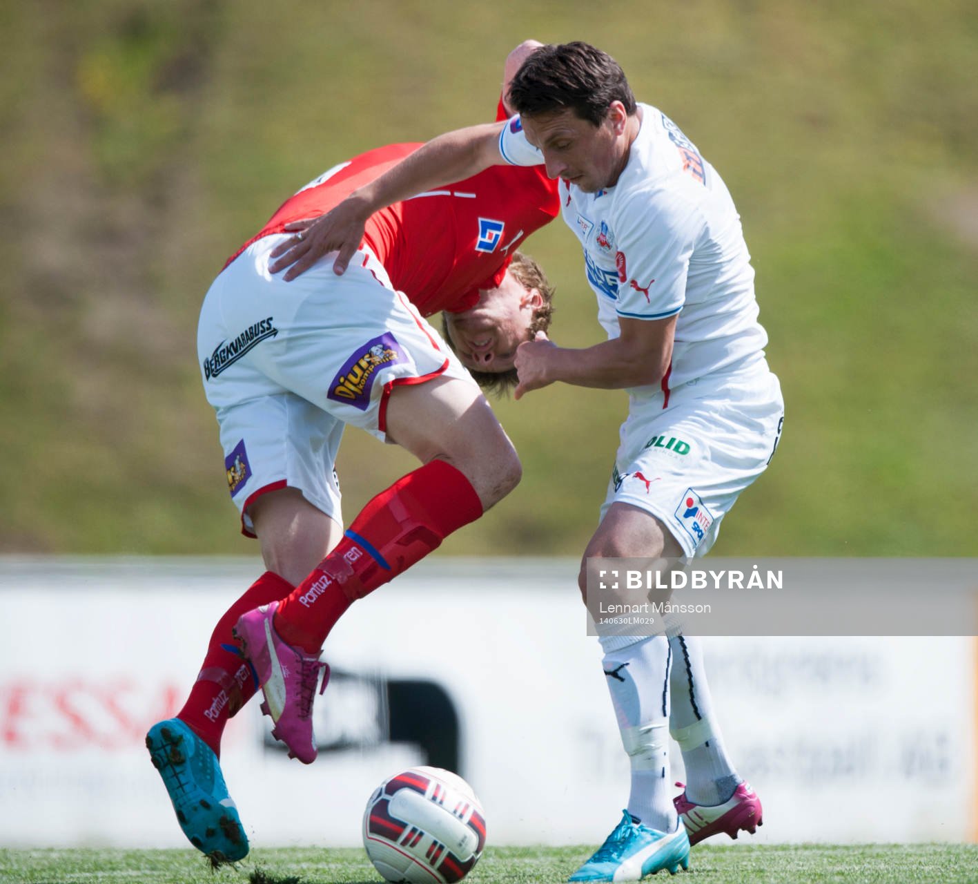 Helsingborgs Ardian Gashi borttar ner en Kalmar-spelare i