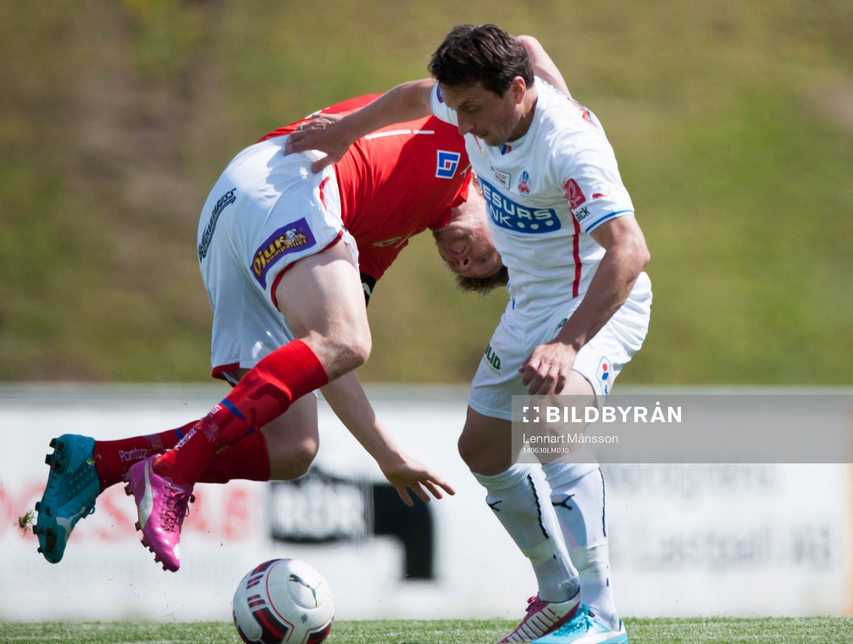 Helsingborgs Ardian Gashi borttar ner en Kalmar-spelare i