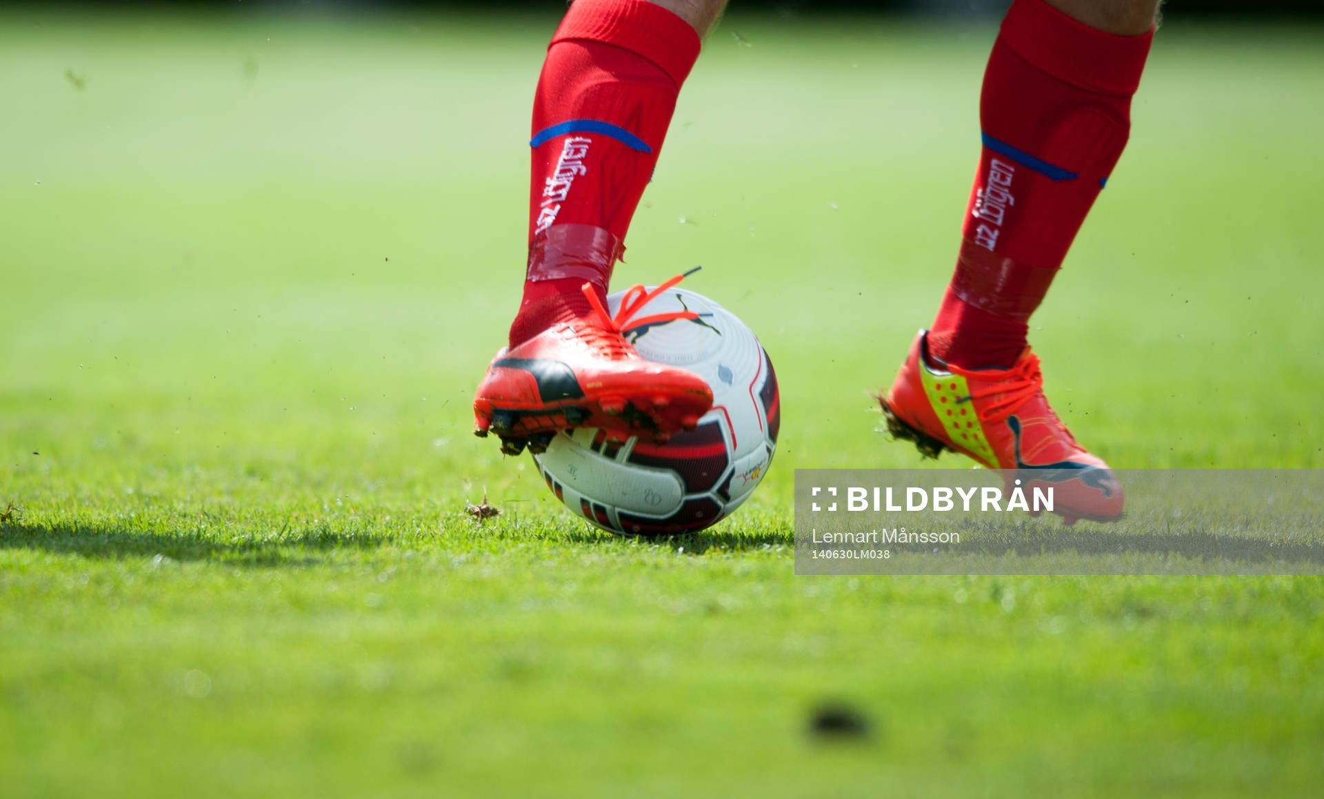 Bollkontroll i träningsmatchen i fotboll mellan