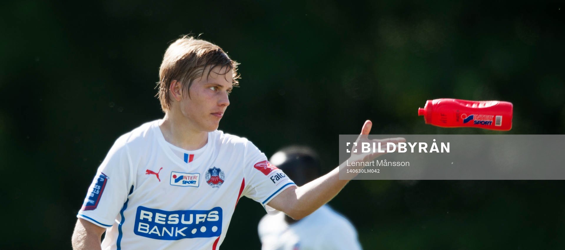 Helsingborgs Jere Uronen kastar vattenflaskan i