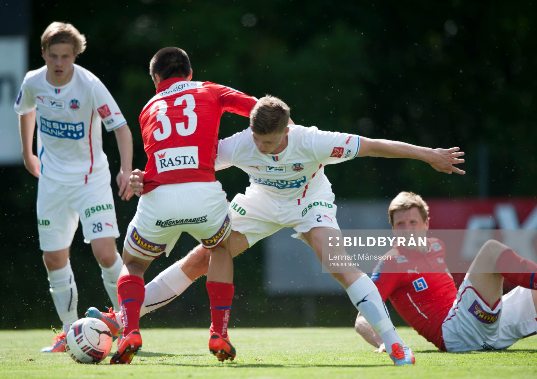 Helsingborgs Emil Krafth försöker stoppa en