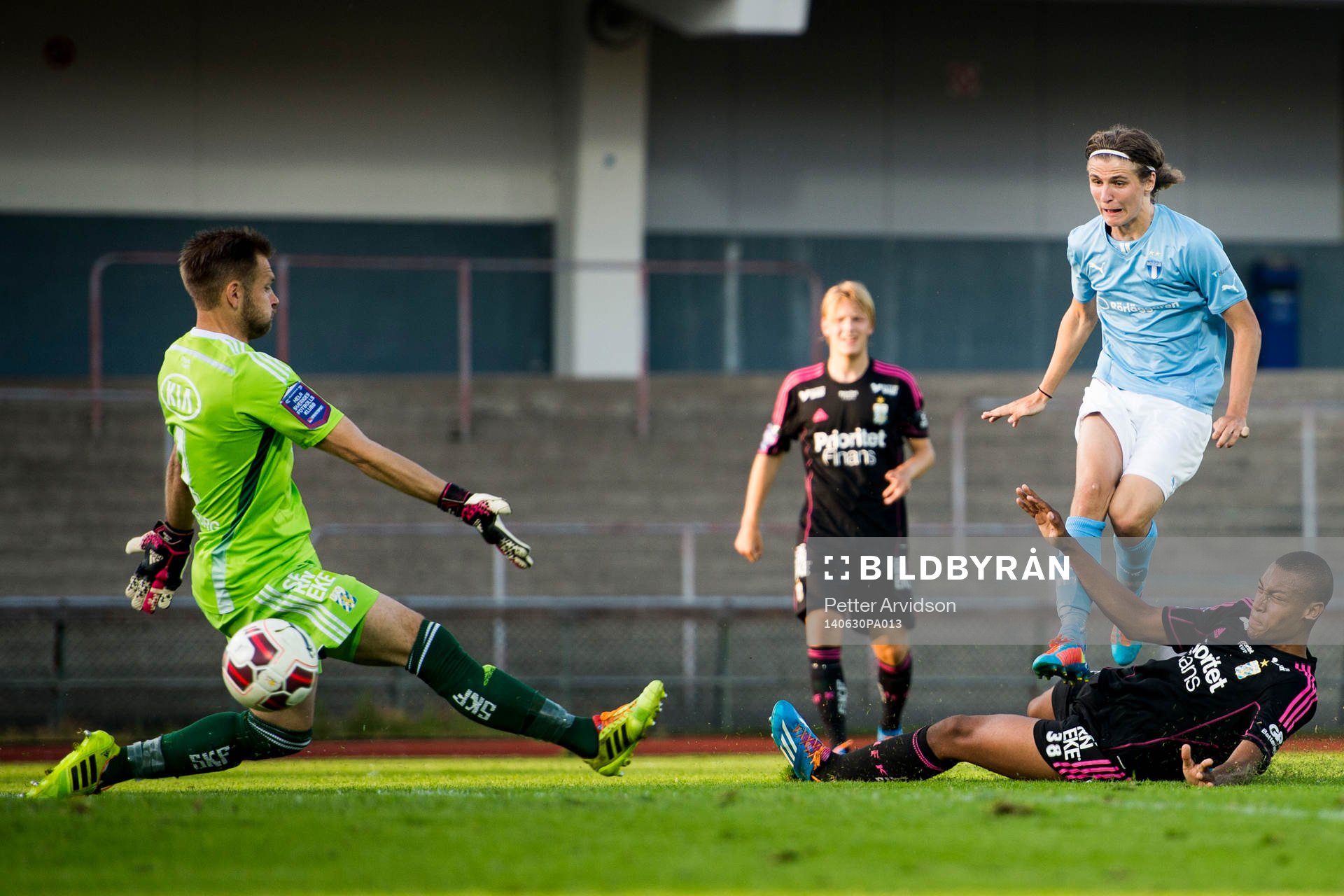 Malmö FFs Pawel Cibicki gör mål bakom IFK Göteborgs