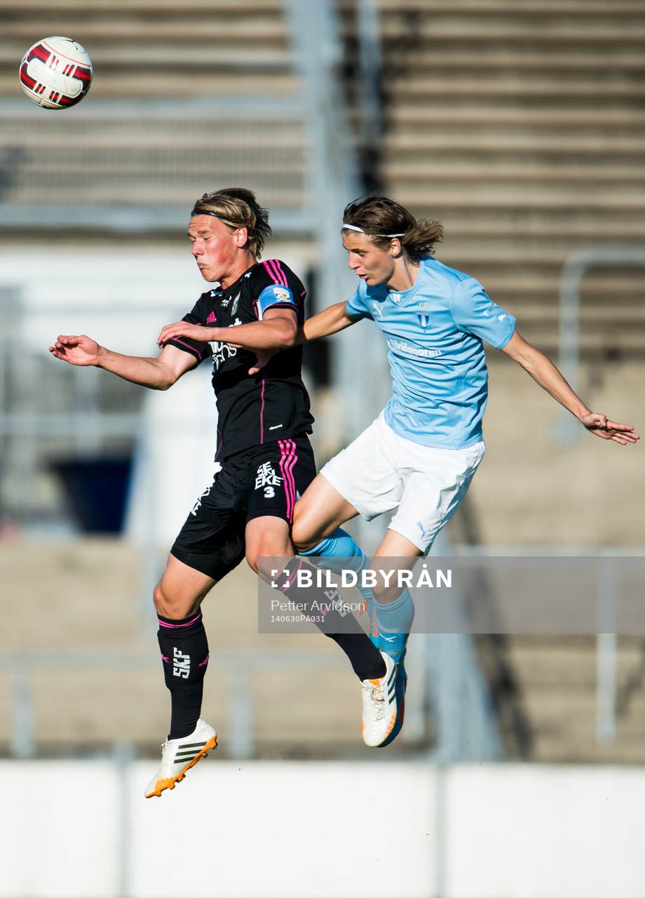 IFK Göteborgs Hampus Zackrisson i nickduell med Malmö FFs Pawel Cibicki under fotbollsmatchen i Folksam U21 Allsvenskan Södra mellan Malmö FF och IFK Göteborg den 30 juni 2014 i Malmö.