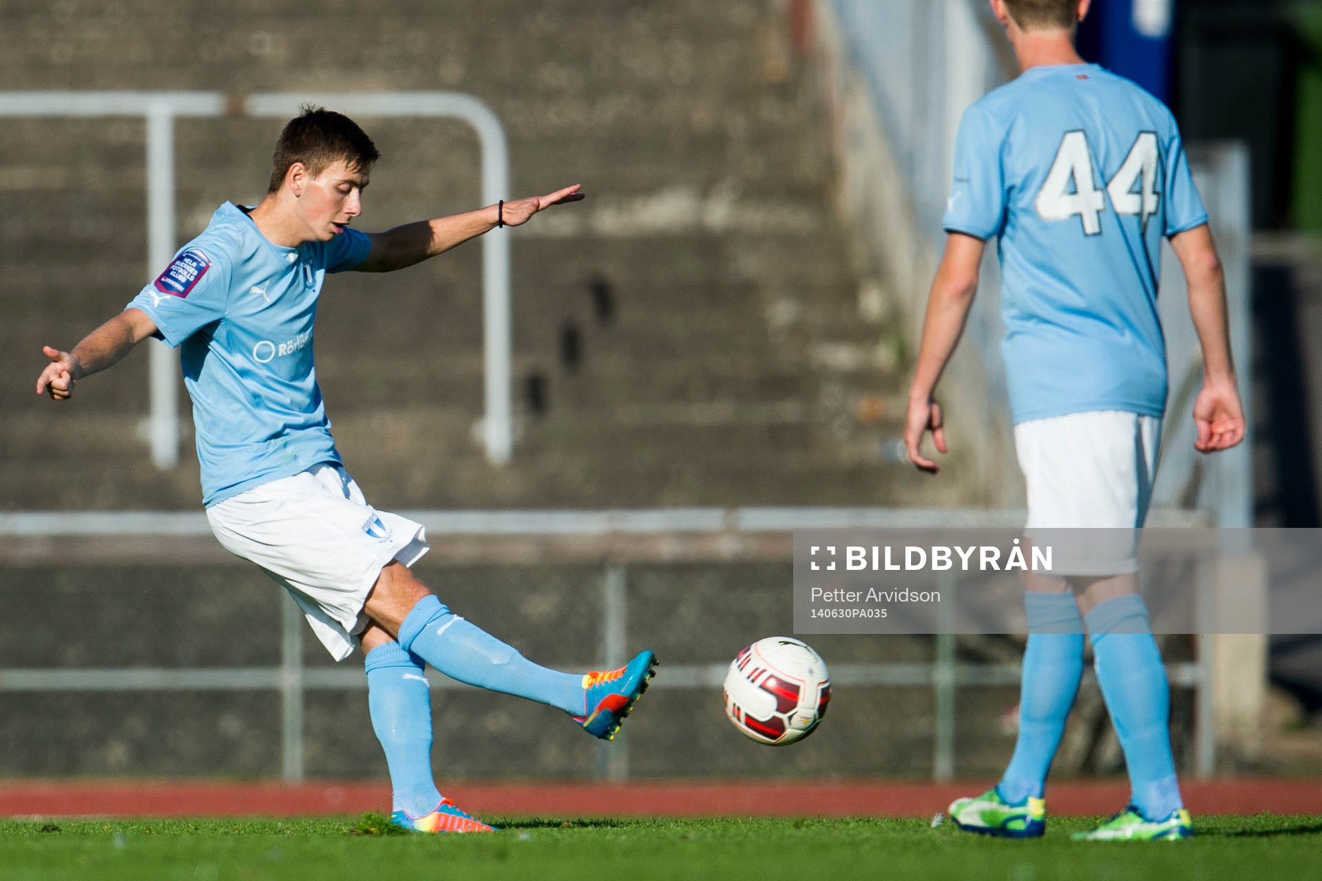 Malmö FFs Petar Petrovic skjuter en frispark