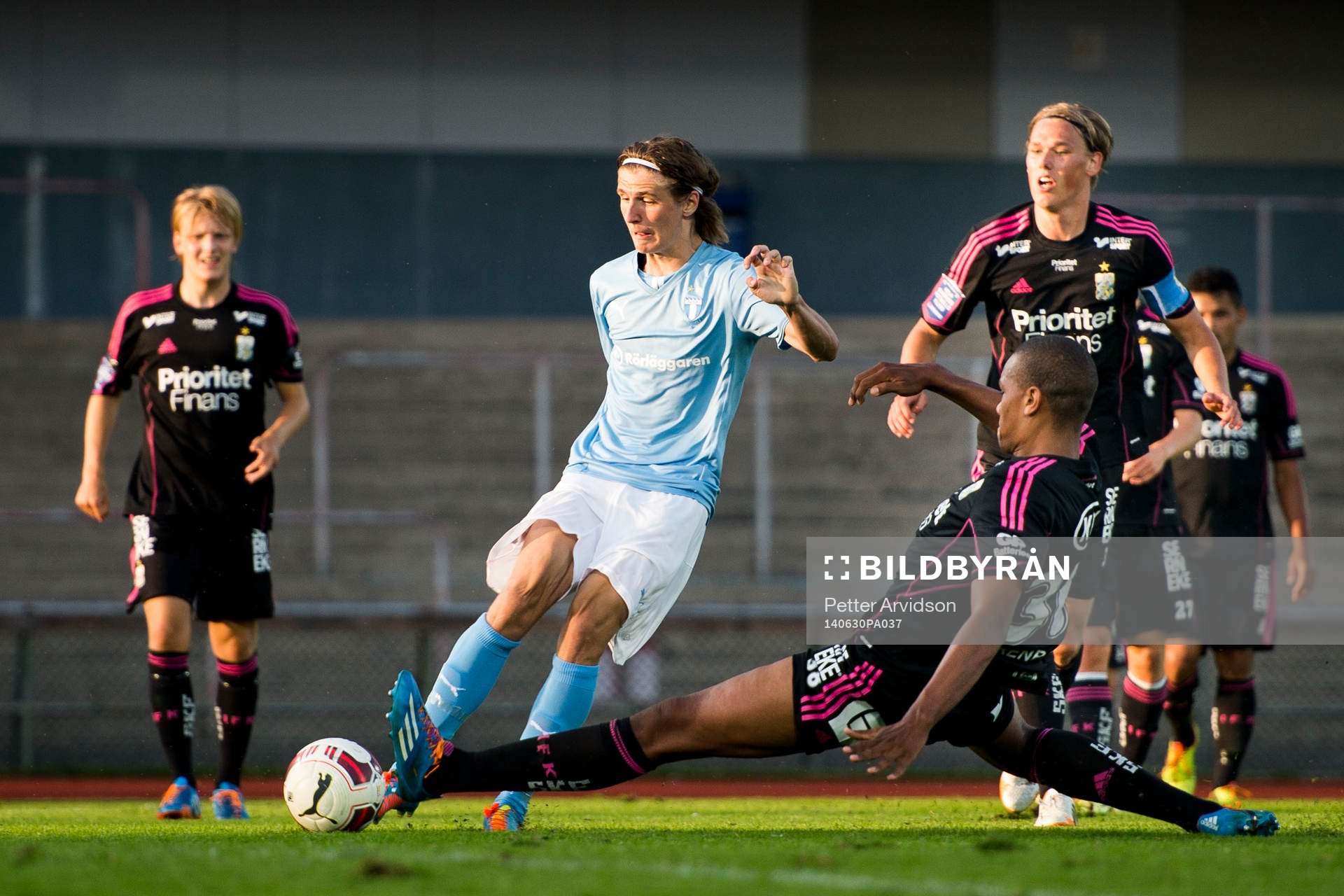 Malmö FFs Pawel Cibicki tar sig förbi IFK Göteborgs