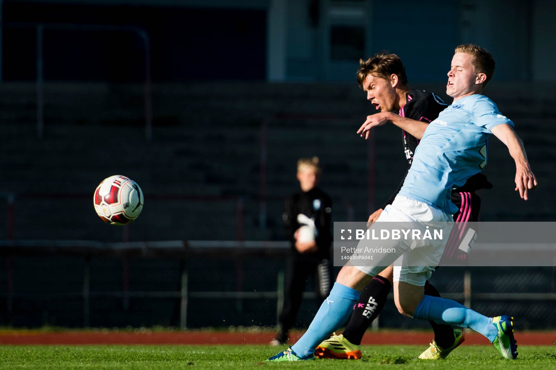 Malmö FFs Victor Wernersson stör IFK Göteborgs Karl Bohm