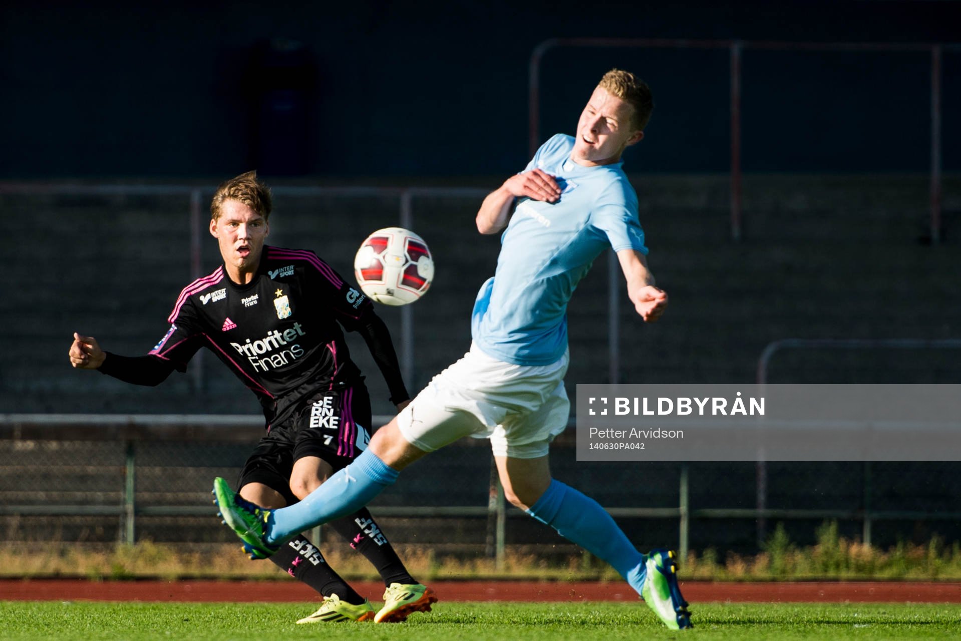 IFK Göteborgs Karl Bohm slår ett inlägg förbi Malmö