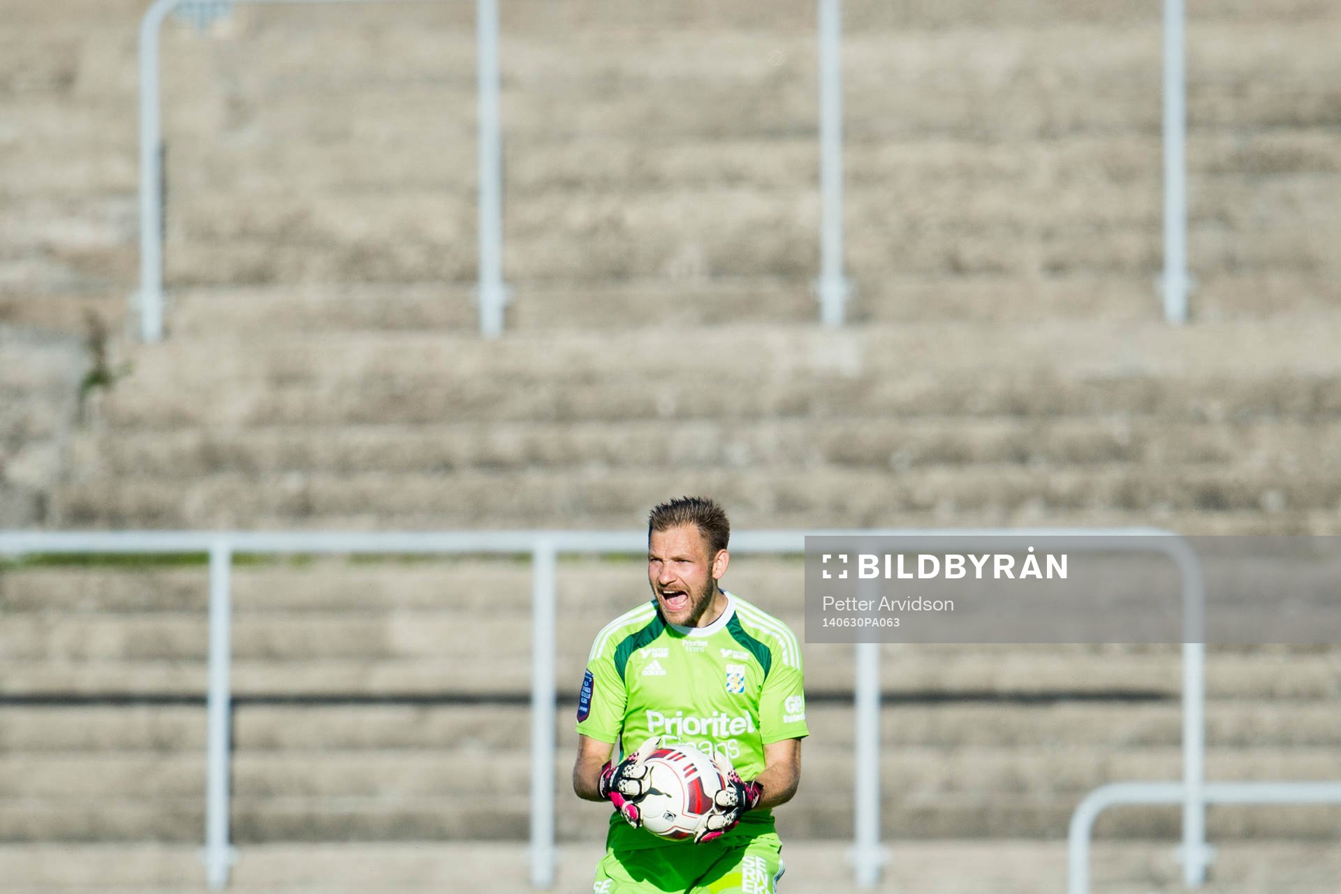IFK Göteborgs målvakt John Alvbåge är arg