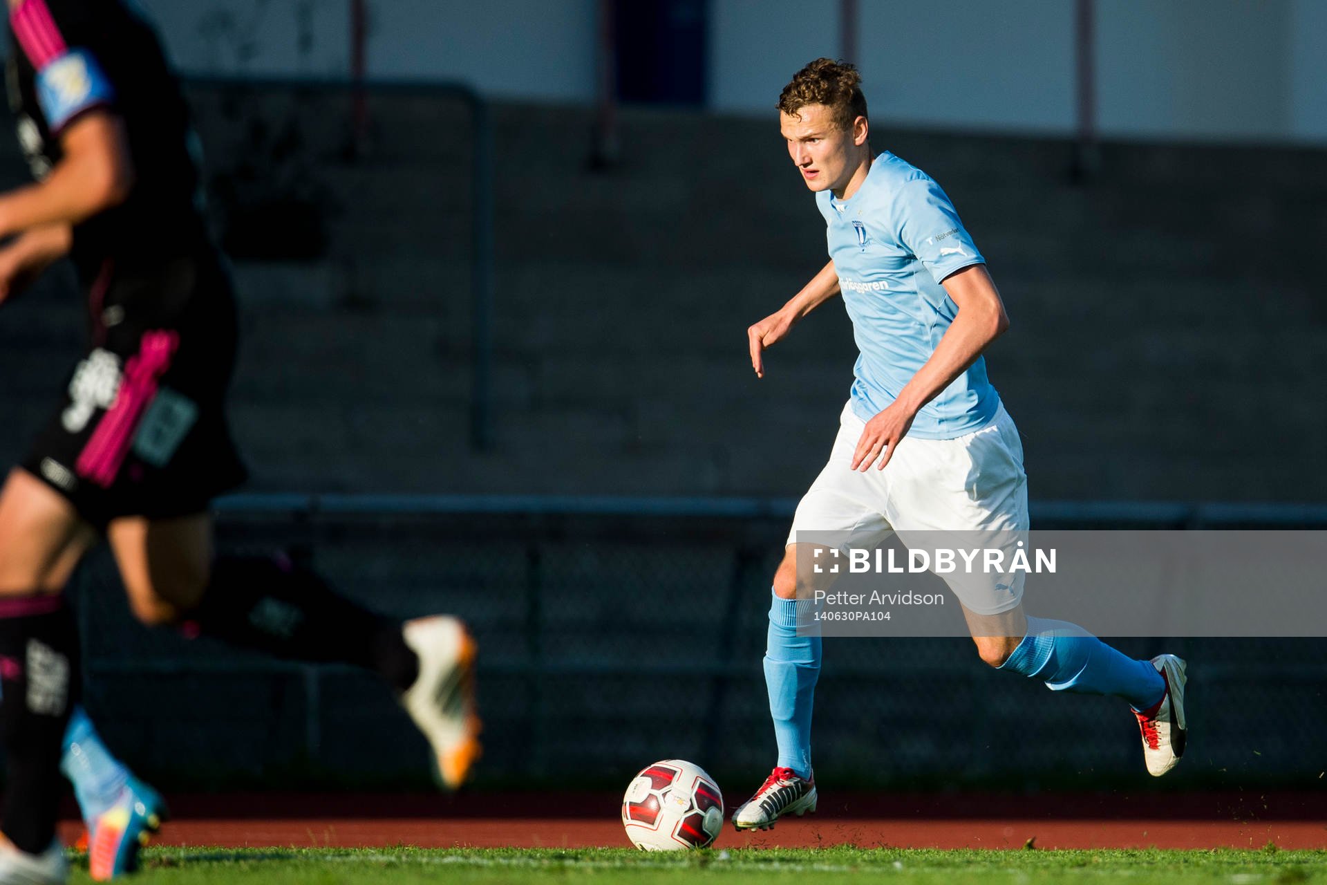 Malmö FFs Hannes Cederholm driver upp bollen