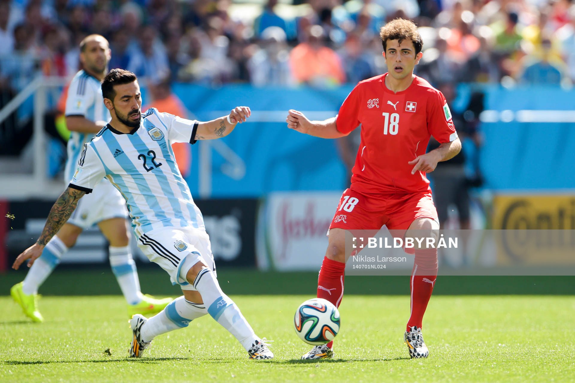 Argentinas Ezequiel Lavezzi och Schweiz Admir Mehmedi