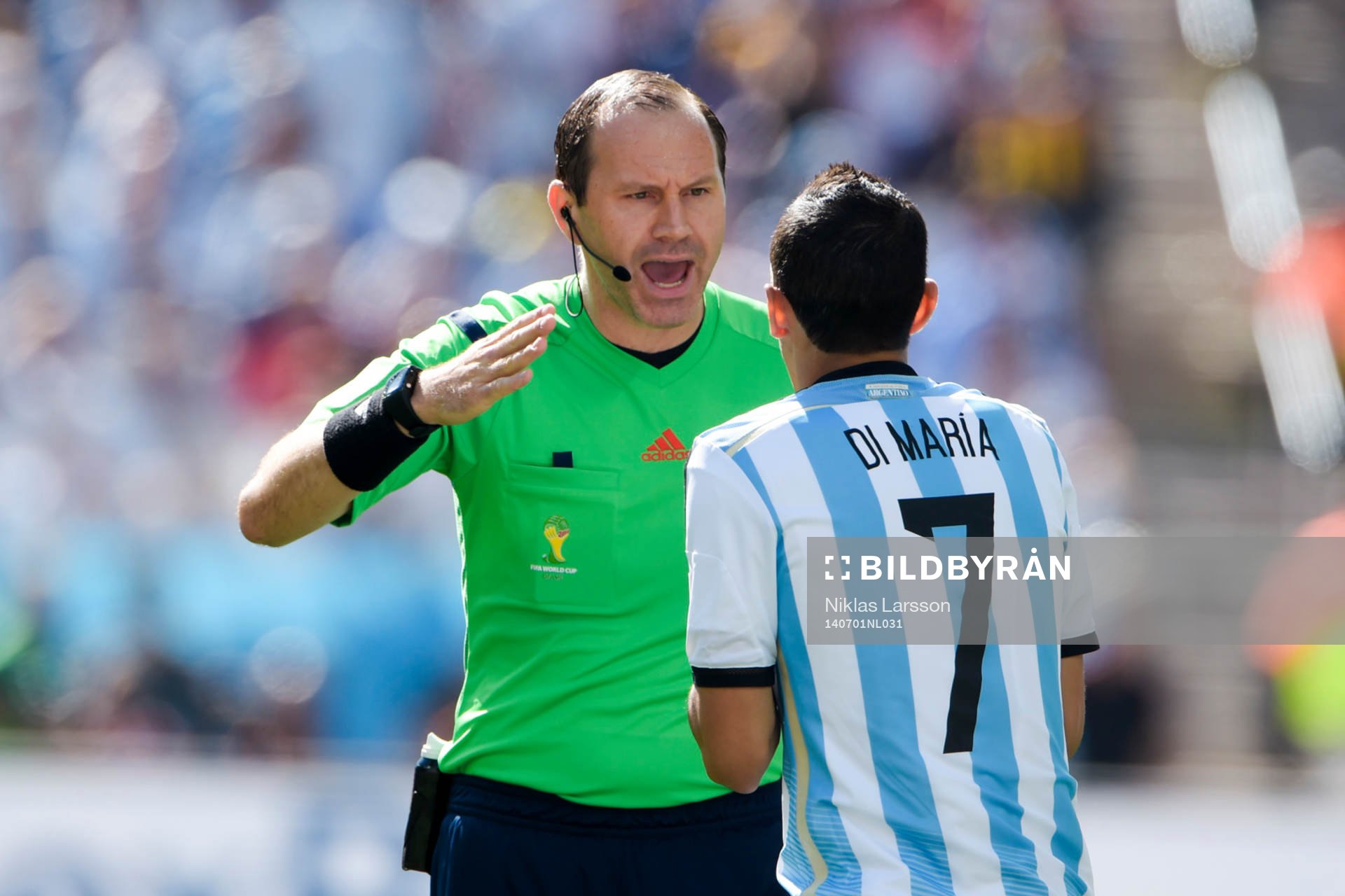 Jonas Eriksson, domare och Argentinas Angel Di Maria under åttondelsfinalen mellan Argentina och Schweiz under fotbolls-VM den 1 juli 2014 i Sao Paulo.