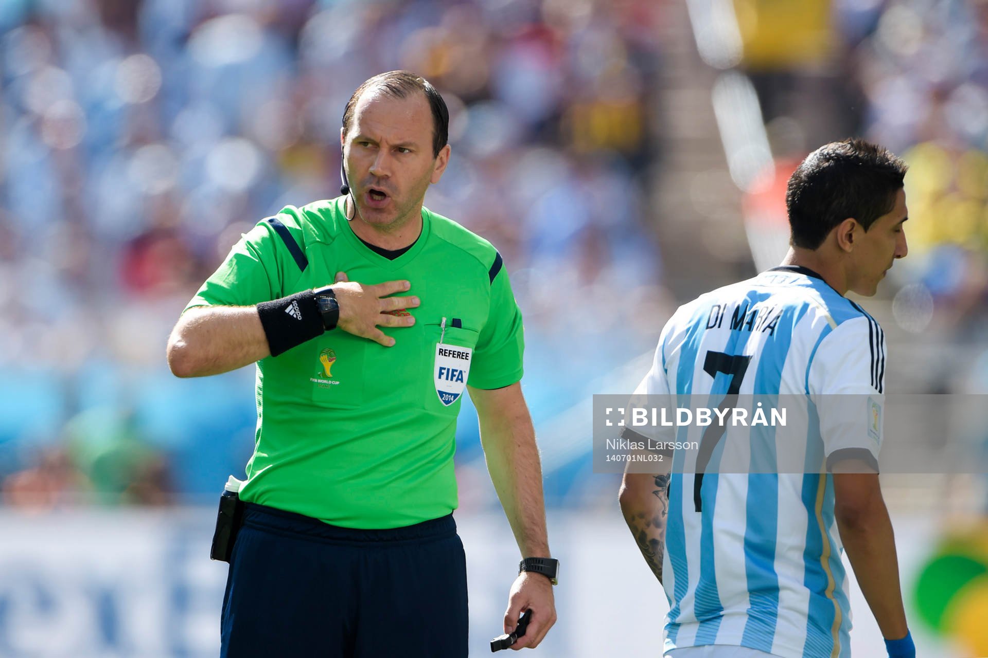 Jonas Eriksson, domare och Argentinas Angel Di Maria