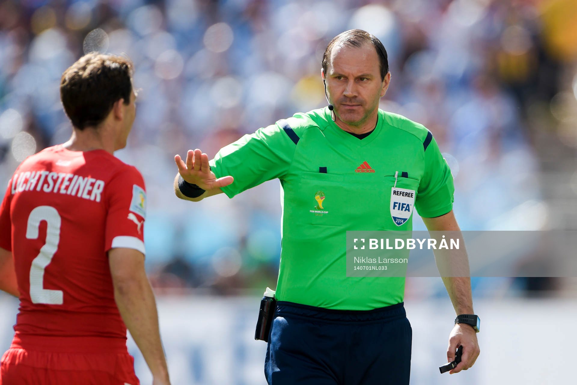 Jonas Eriksson, domare och Schweiz Stephan Lichtsteiner
