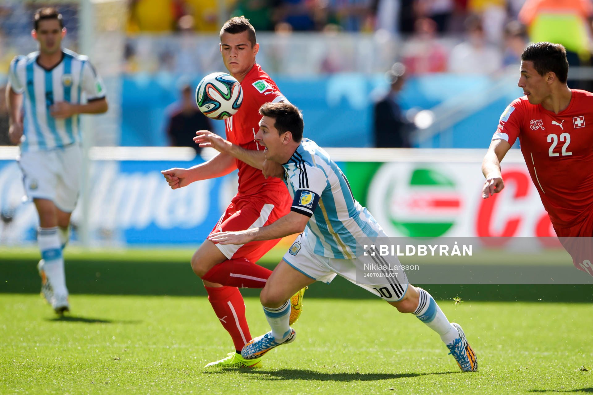 Argentinas Lionel Messi och Schweiz Granit Xhaka och Fabian