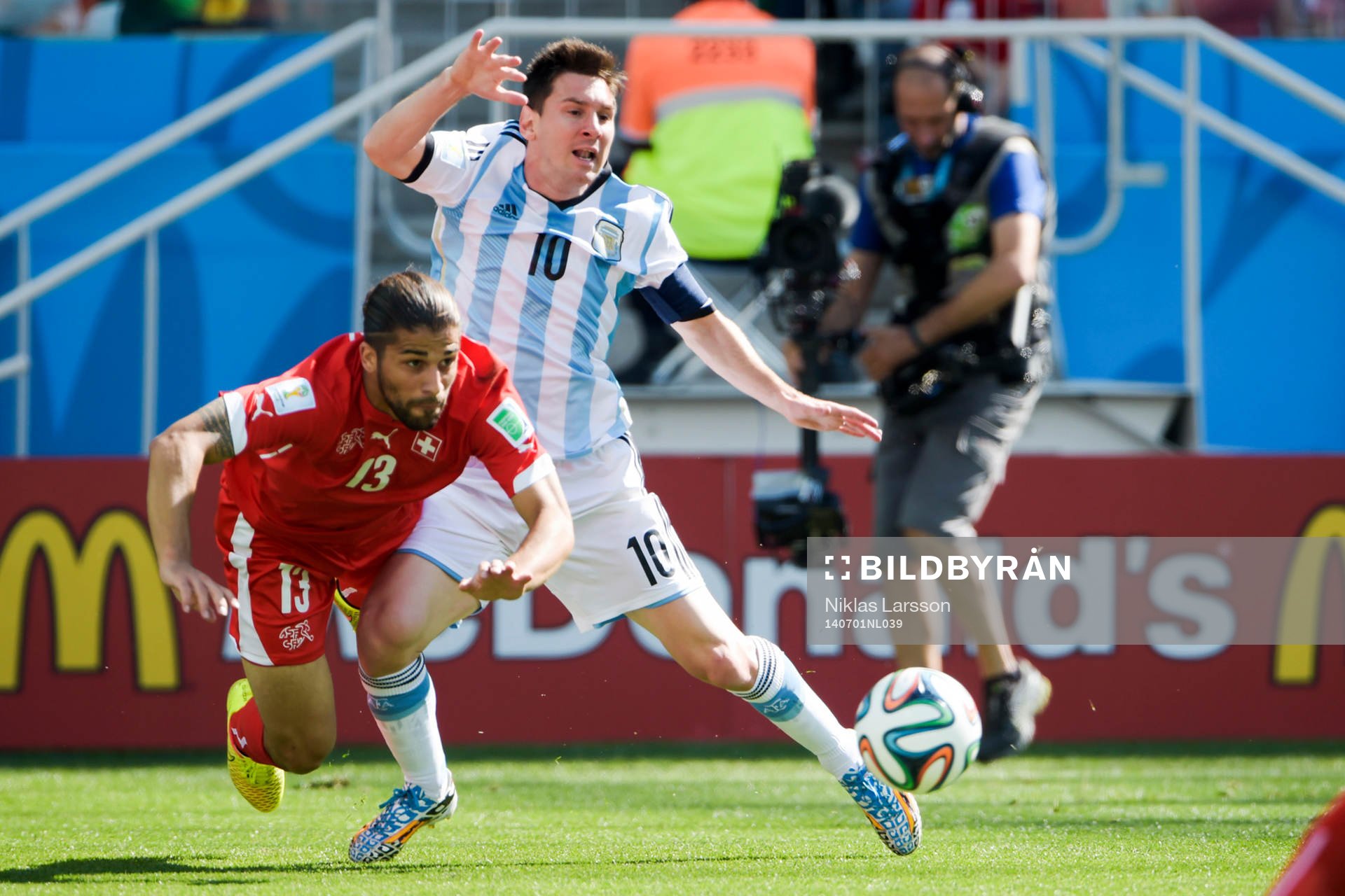 Argentinas Lionel Messi och Schweiz Ricardo Rodriguez under åttondelsfinalen mellan Argentina och Schweiz under fotbolls-VM den 1 juli 2014 i Sao Paulo.