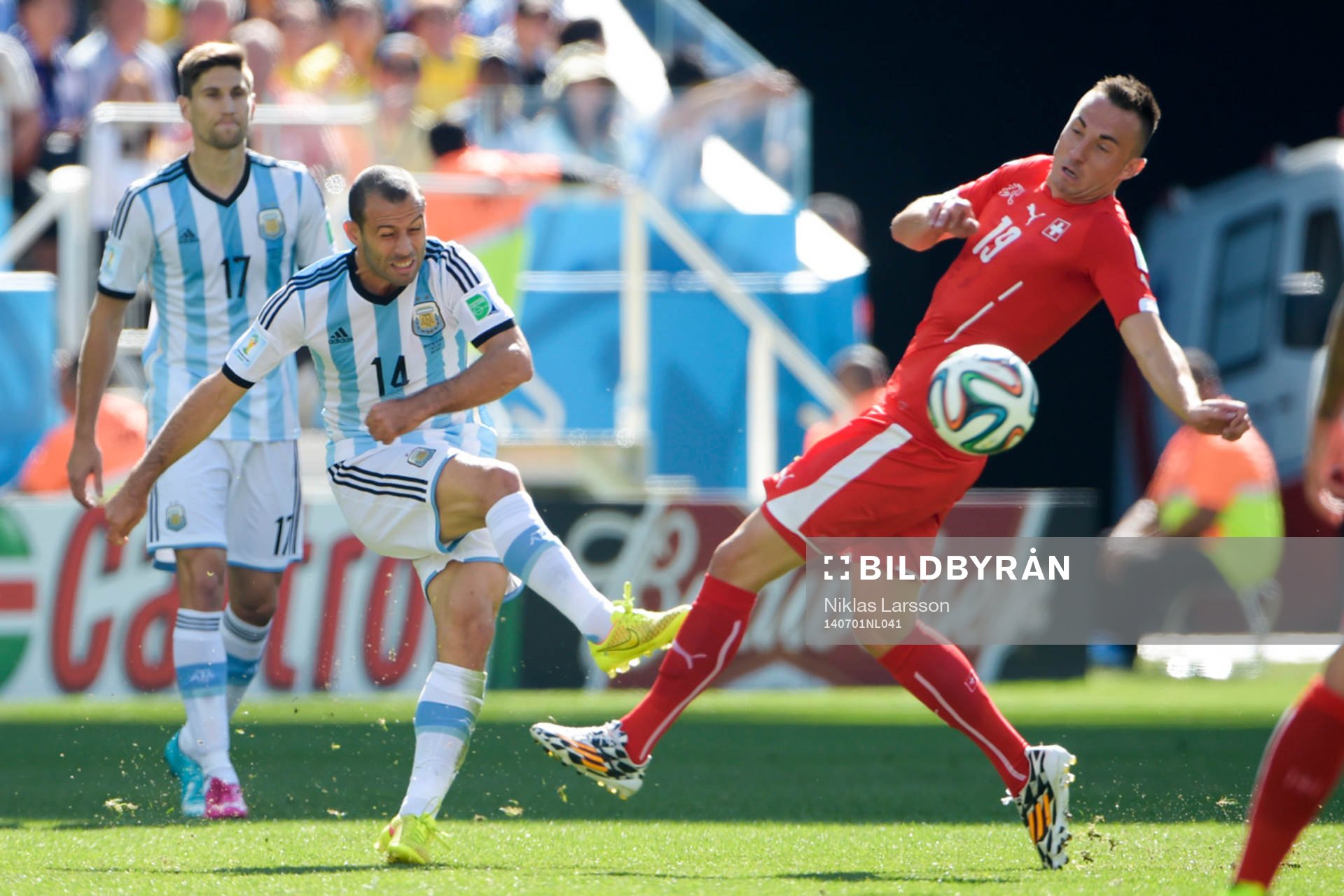 Argentinas Javier Mascherano och Schweiz Josip Drmic under åttondelsfinalen mellan Argentina och Schweiz under fotbolls-VM den 1 juli 2014 i Sao Paulo.