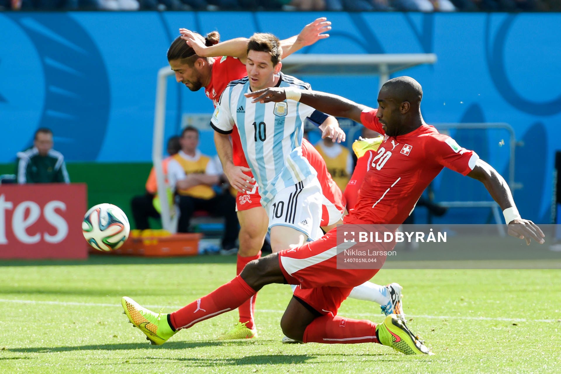 Argentinas Lionel Messi och Schweiz Johan Djourou