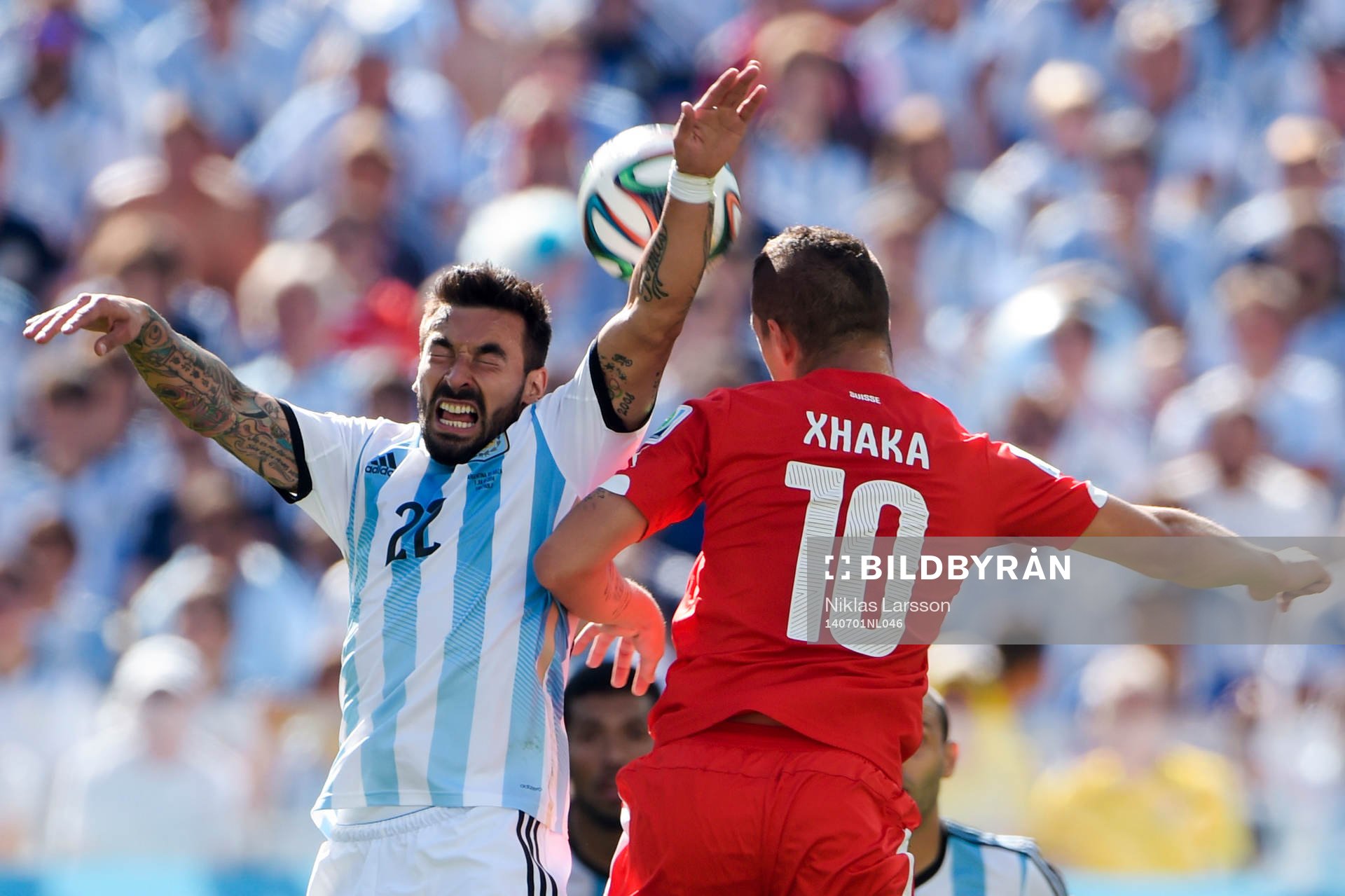 Argentinas Ezequiel Lavezzi och Schweiz Granit Xhaka under åttondelsfinalen mellan Argentina och Schweiz under fotbolls-VM den 1 juli 2014 i Sao Paulo.