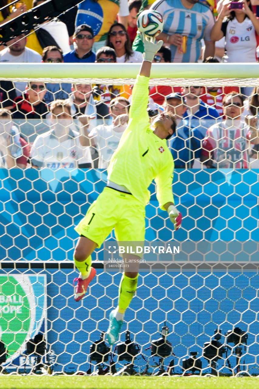 Schweiz målvakt Diego Benaglio räddar under åttondelsfinalen mellan Argentina och Schweiz under fotbolls-VM den 1 juli 2014 i Sao Paulo.