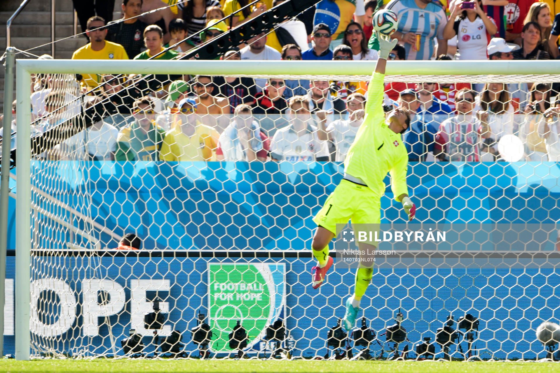 Schweiz målvakt Diego Benaglio räddar under åttondelsfinalen mellan Argentina och Schweiz under fotbolls-VM den 1 juli 2014 i Sao Paulo.
