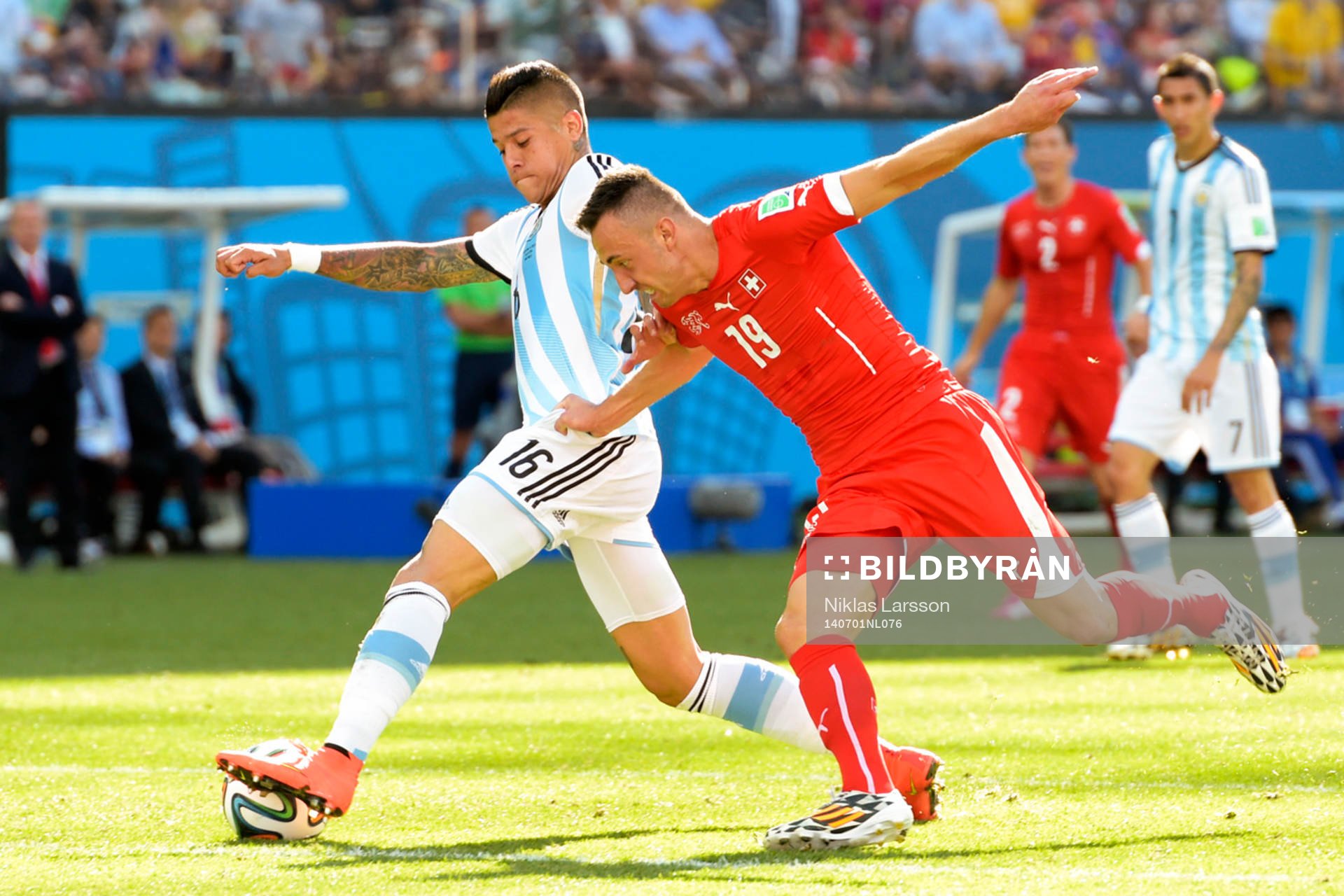 Schweiz Josip Drmic och Argentinas Marcos Rojo under åttondelsfinalen mellan Argentina och Schweiz under fotbolls-VM den 1 juli 2014 i Sao Paulo.