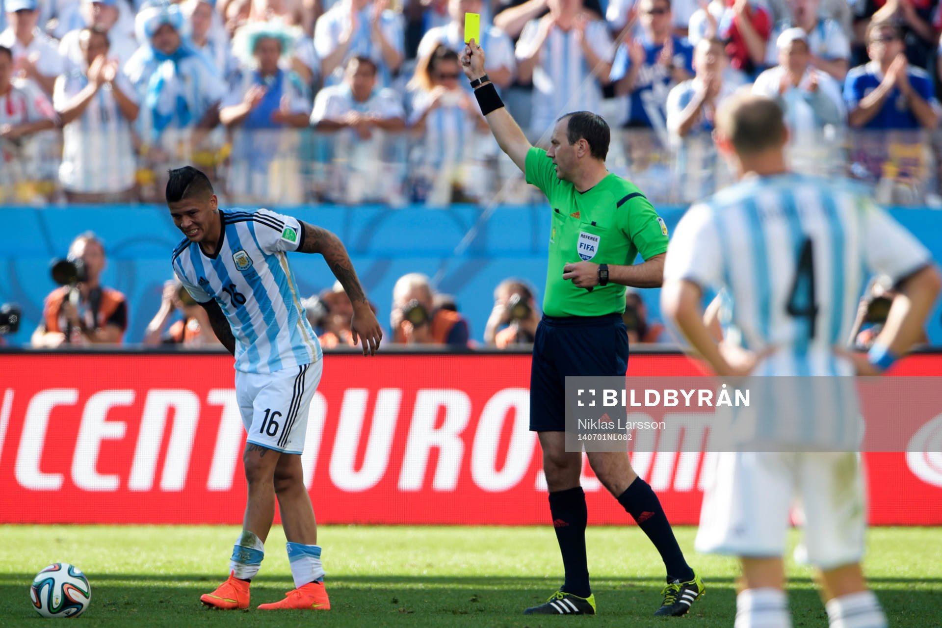 Jonas Eriksson, domare varnar Argentinas Marcos Rojo