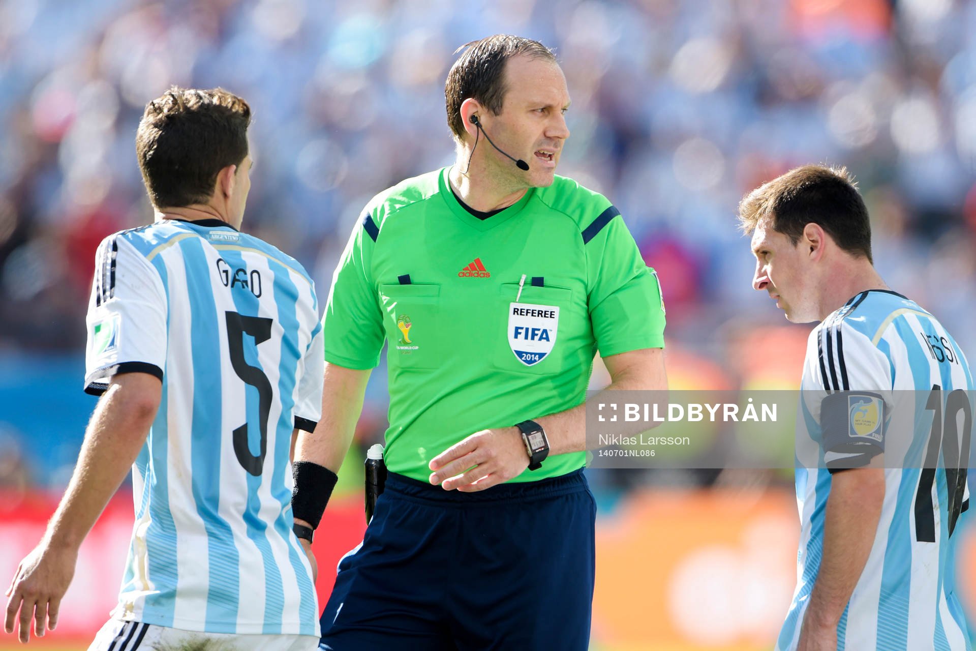 Jonas Eriksson, domare och Argentinas Fernando Gago och