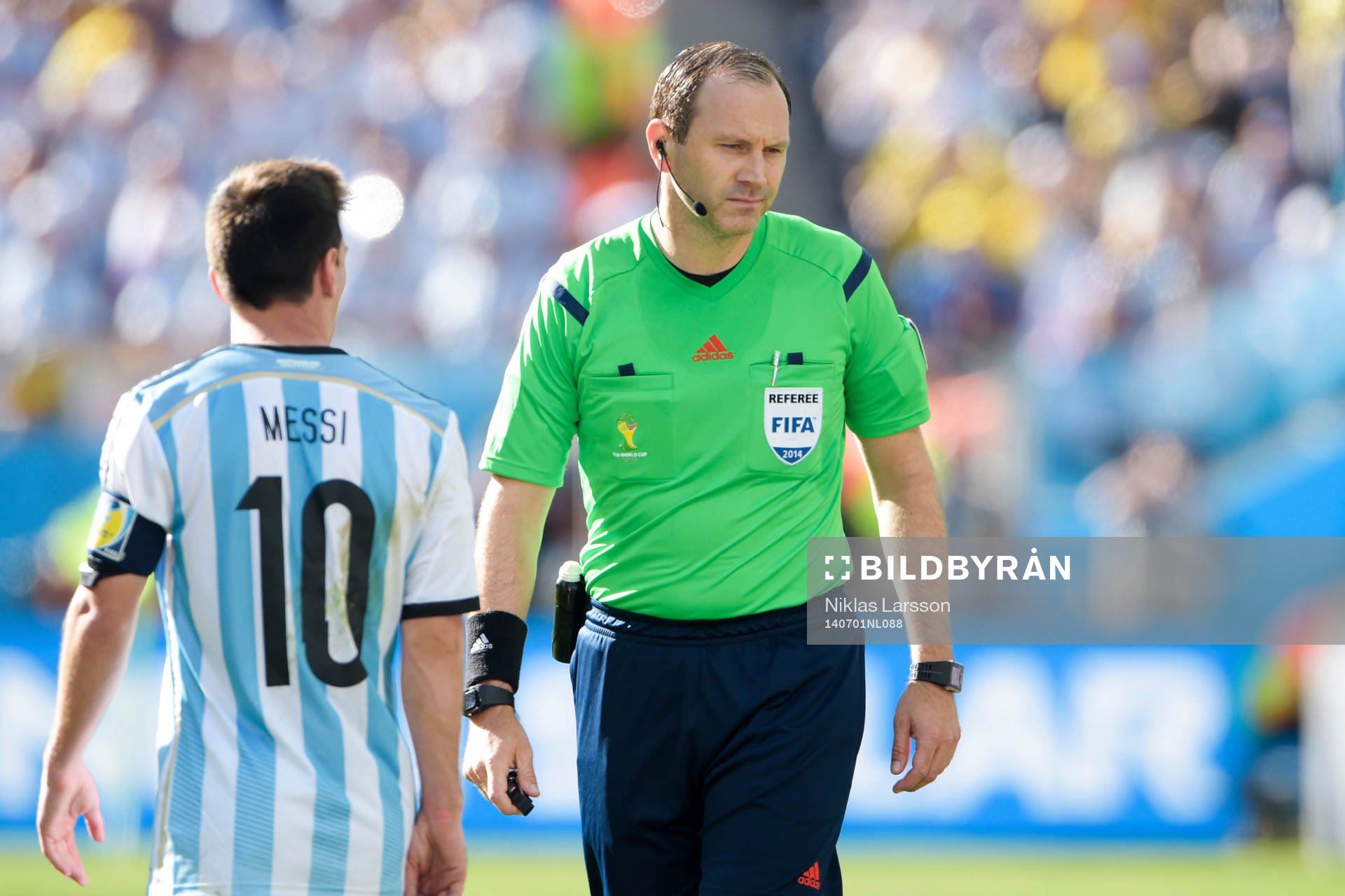 Jonas Eriksson, domare och Argentinas Lionel Messi