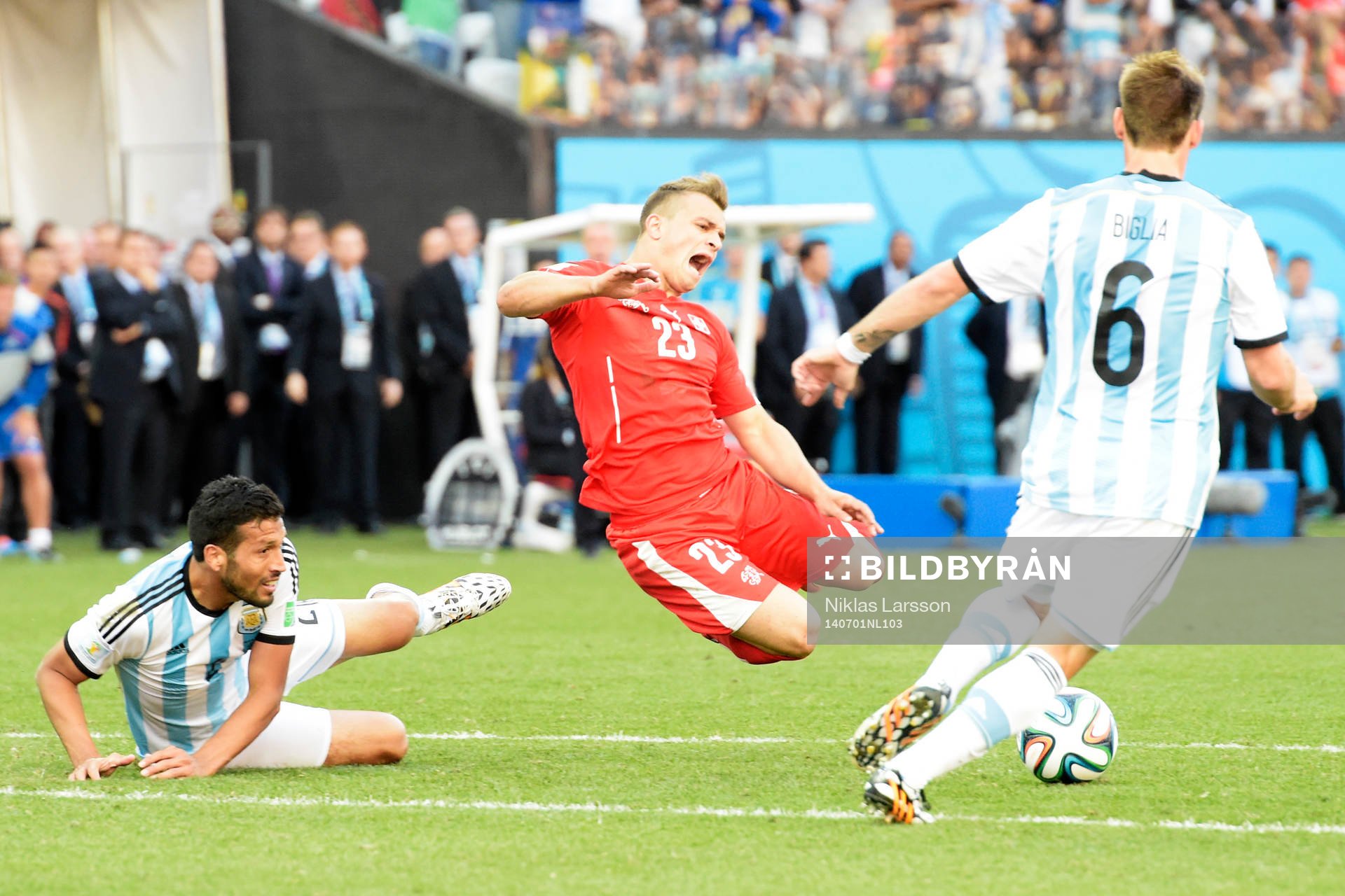 Schweiz Xherdan Shaqiri fälls och får frispark i slutminuten under åttondelsfinalen mellan Argentina och Schweiz under fotbolls-VM den 1 juli 2014 i Sao Paulo.