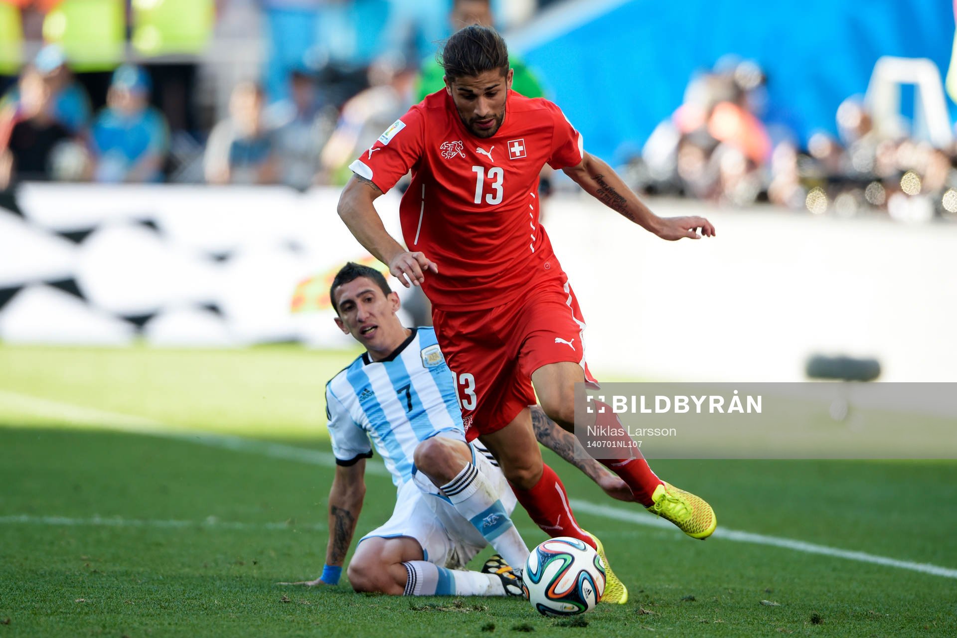 Argentinas Angel Di Maria och Schweiz Ricardo Rodriguez under åttondelsfinalen mellan Argentina och Schweiz under fotbolls-VM den 1 juli 2014 i Sao Paulo.