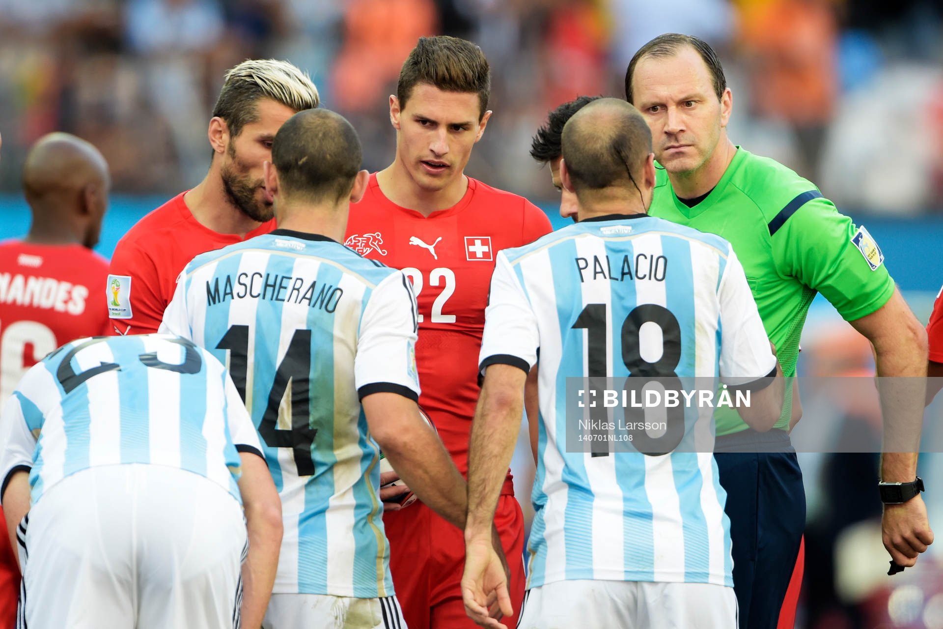 Jonas Eriksson, domare och Argentinas Rodrigo Palacio