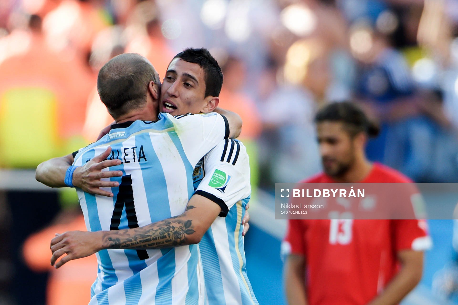 Argentinas Pablo Zableta och Angel Di Maria jublar
