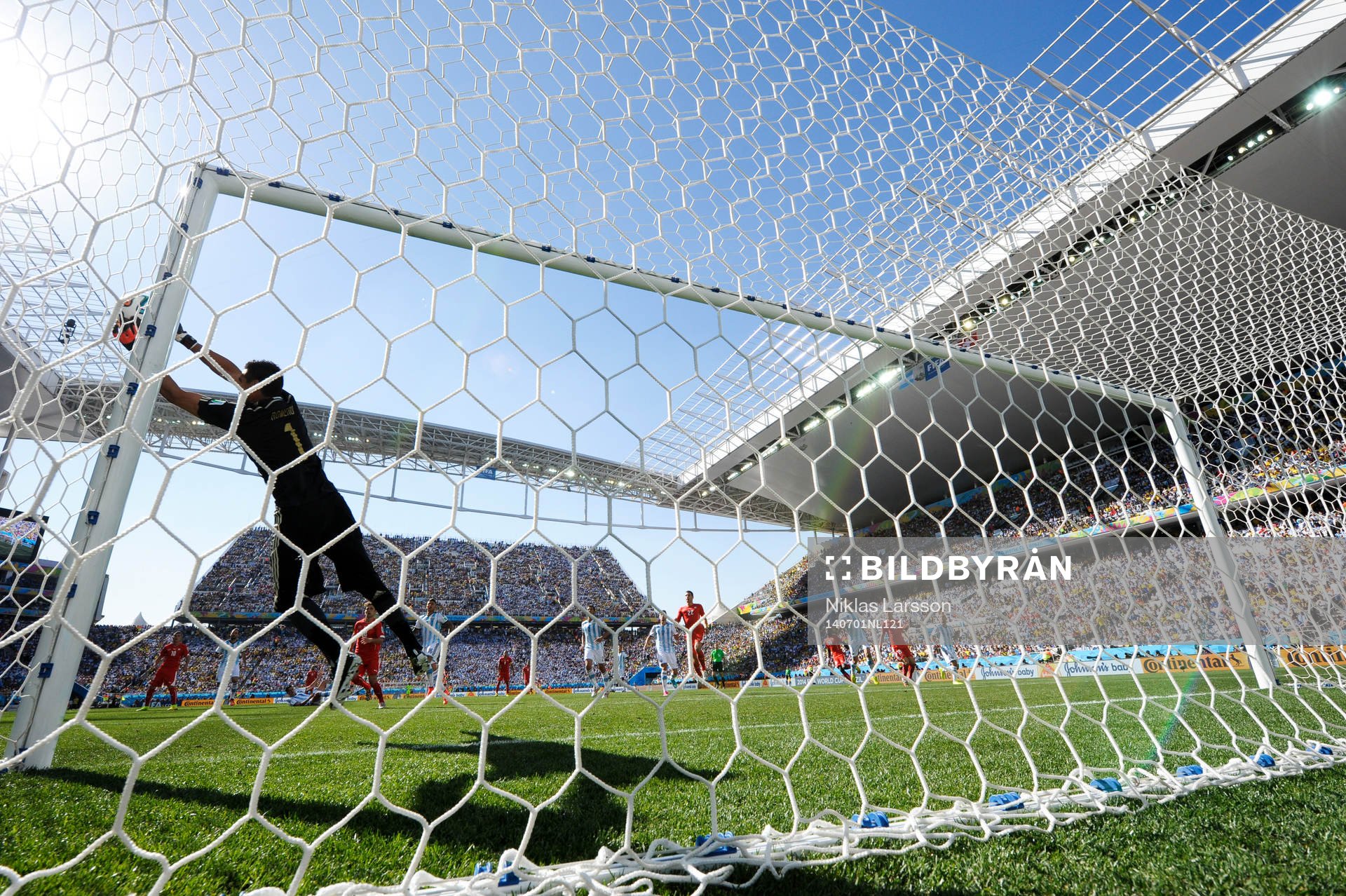 Argentinas målvakt Sergio Romero gör en jätteräddning