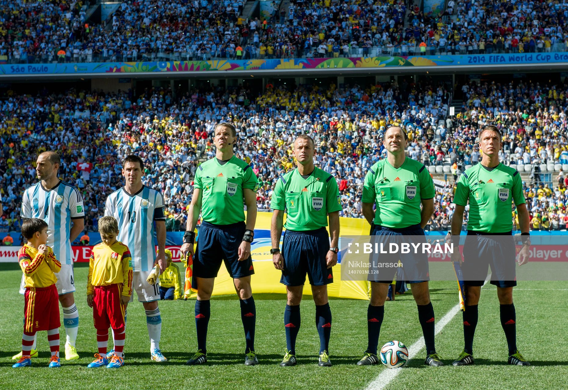 Det svenska domarteamet Schweiz Jonas Eriksson, domare Daniel Wärnmark, assisterande domare och Mathias Klasenius, assisterande domare under åttondelsfinalen mellan Argentina och Schweiz under fotbolls-VM den 1 juli 2014 i Sao Paulo.
