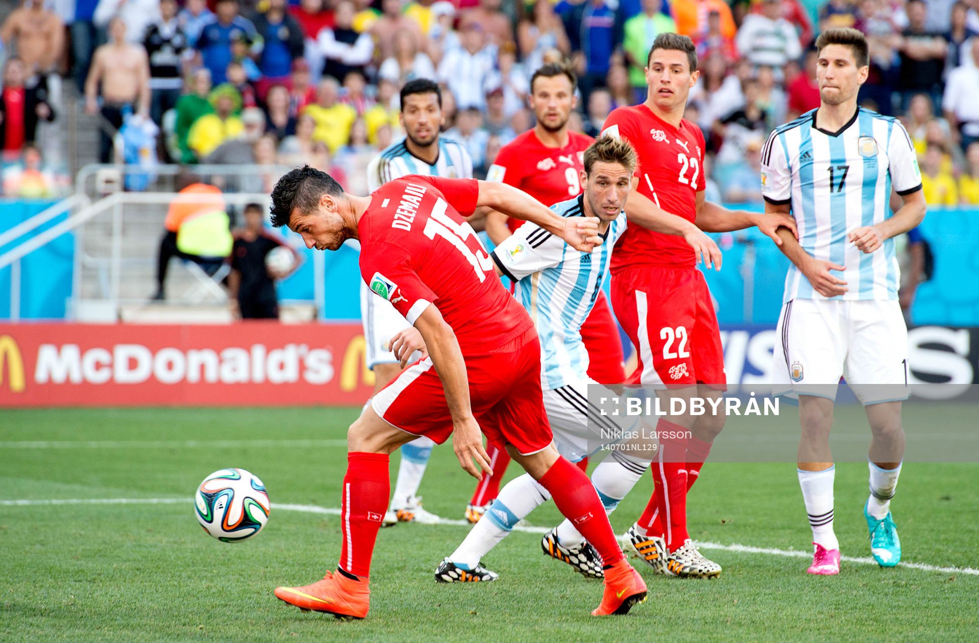 Schweiz Blerim Dzemaili nickar i stolpen i matchens slutsekunder under åttondelsfinalen mellan Argentina och Schweiz under fotbolls-VM den 1 juli 2014 i Sao Paulo.