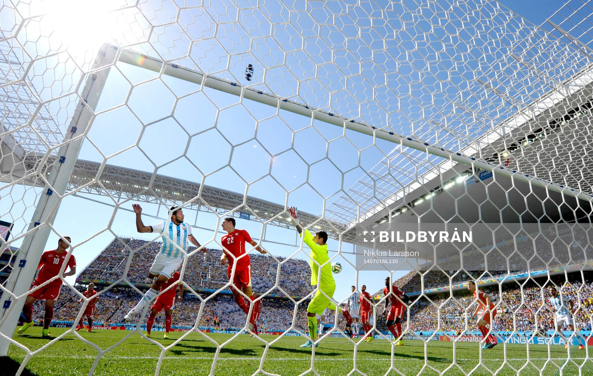 Argentinas Ezequiel Garay oroar framför Schweiz målvakt Diego Benaglio under åttondelsfinalen mellan Argentina och Schweiz under fotbolls-VM den 1 juli 2014 i Sao Paulo.