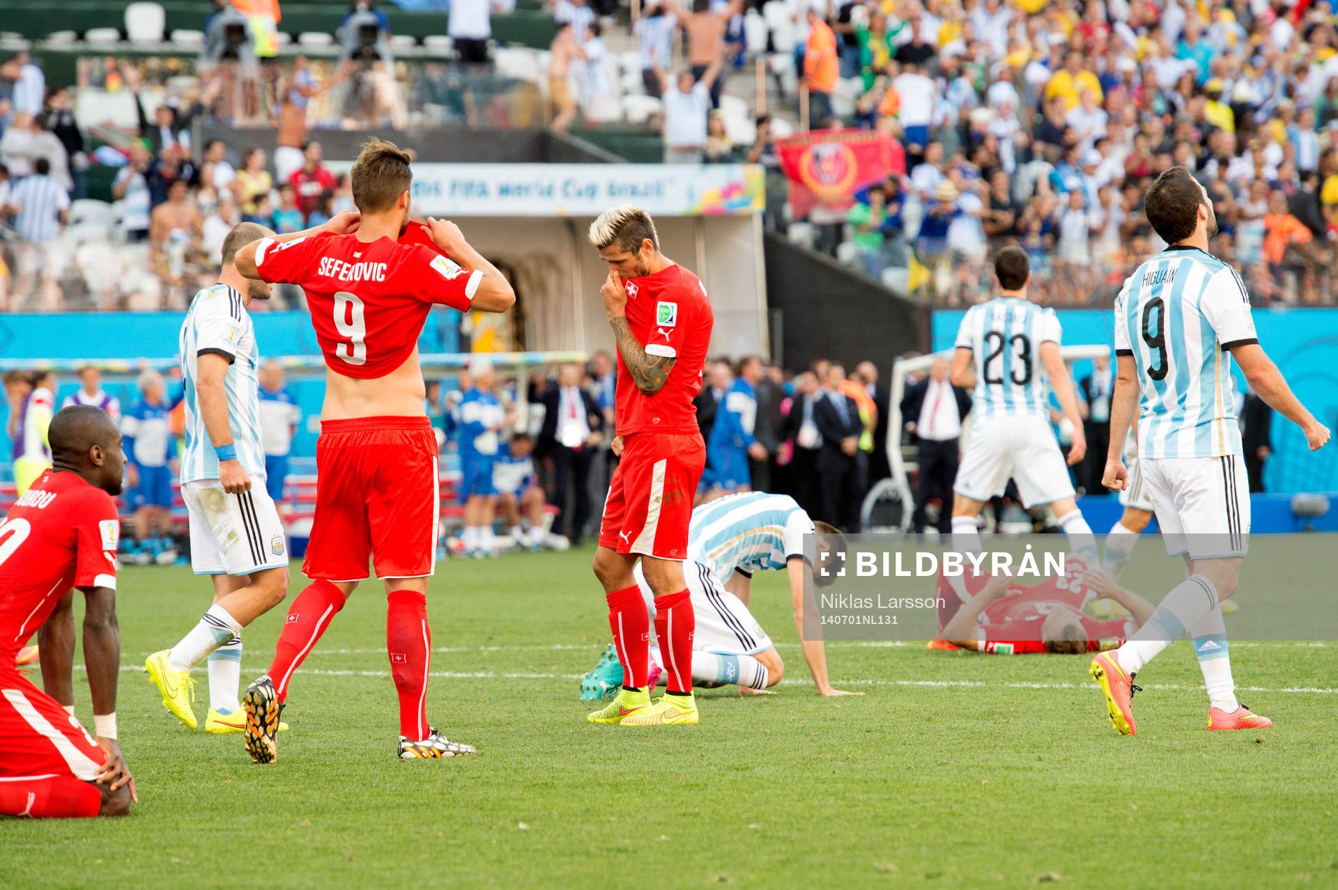 Schweiz spelare deppar och Argentinas spelare jublar