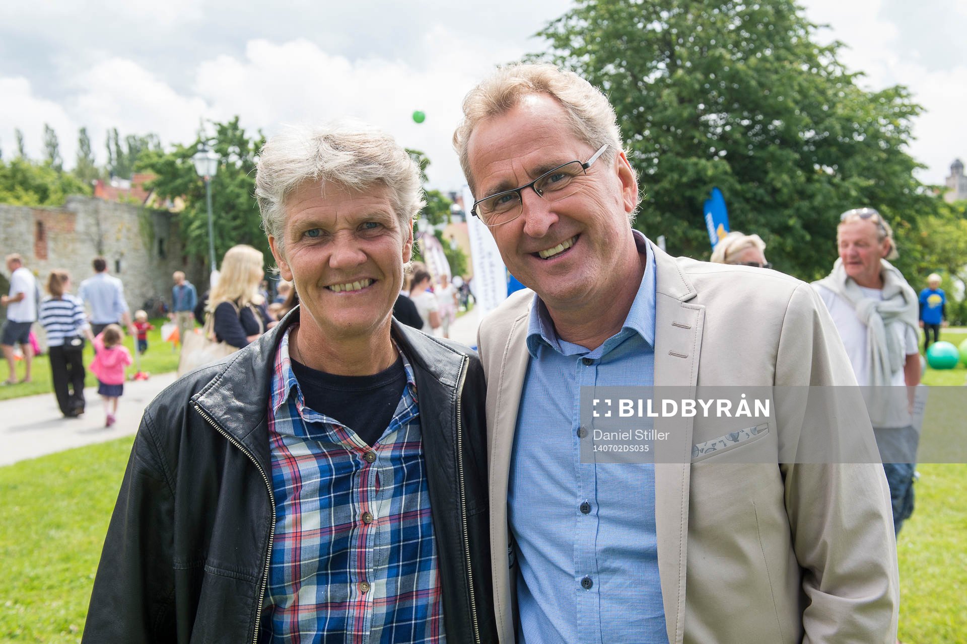 Damernas förbundskapten i fotboll Pia Sundhage tillsammans med herrarnas förbundskapten i fotboll Erik Hamrén trixar under Idrottens Dag i Almedalen den 2 juli 2014 i Visby.