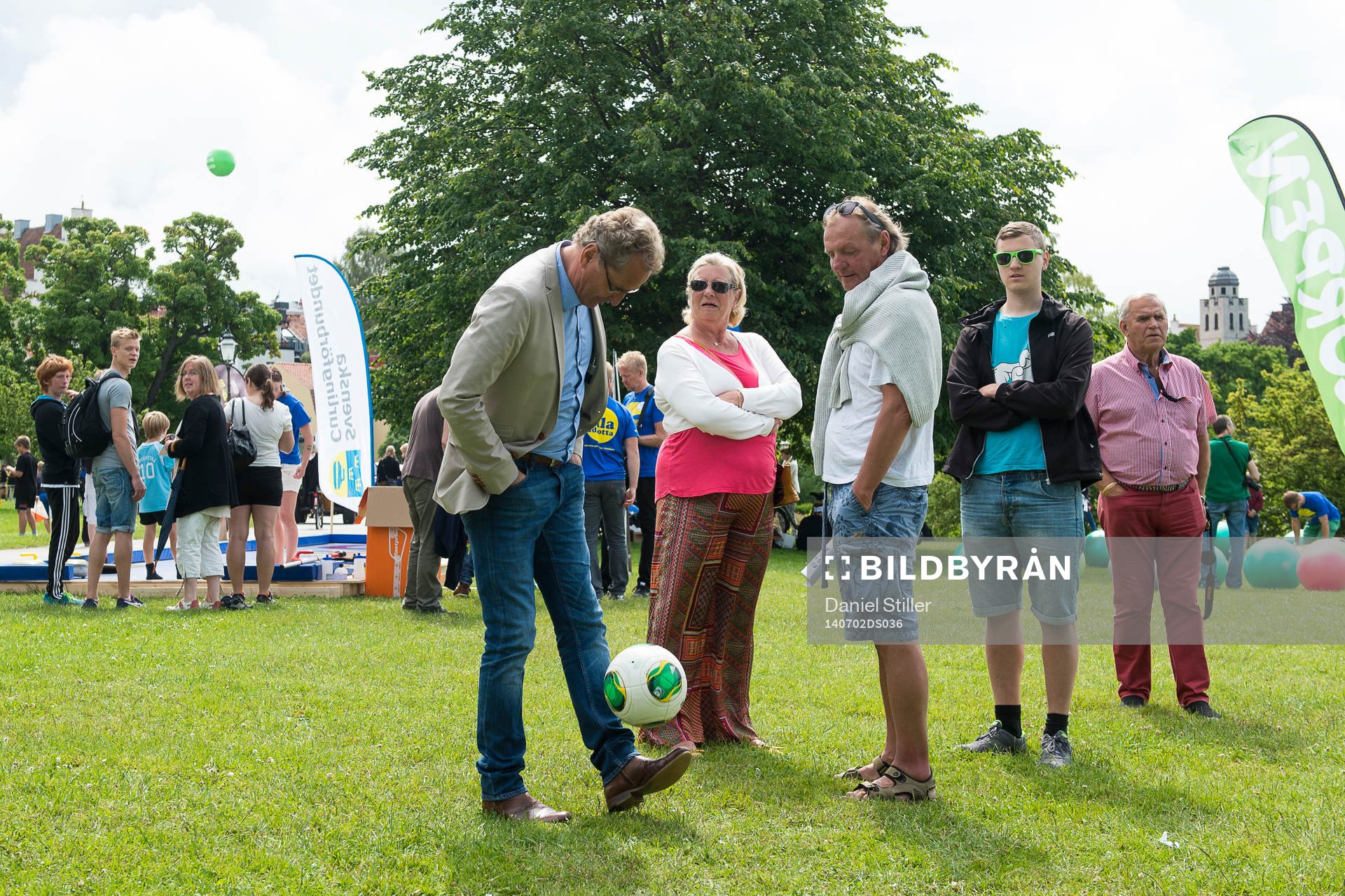 Herrarnas förbundskapten i fotboll Erik Hamrén trixar med en boll under Idrottens Dag i Almedalen den 2 juli 2014 i Visby.