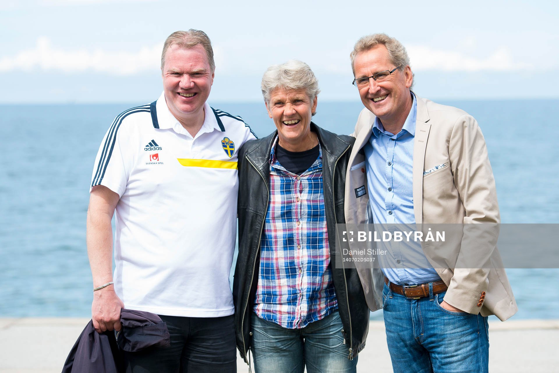 SvFFs ordförande Karl-Erik Nilsson, damernas förbundskapten i fotboll Pia Sundhage tillsammans med herrarnas förbundskapten i fotboll Erik Hamrén trixar under Idrottens Dag i Almedalen den 2 juli 2014 i Visby.