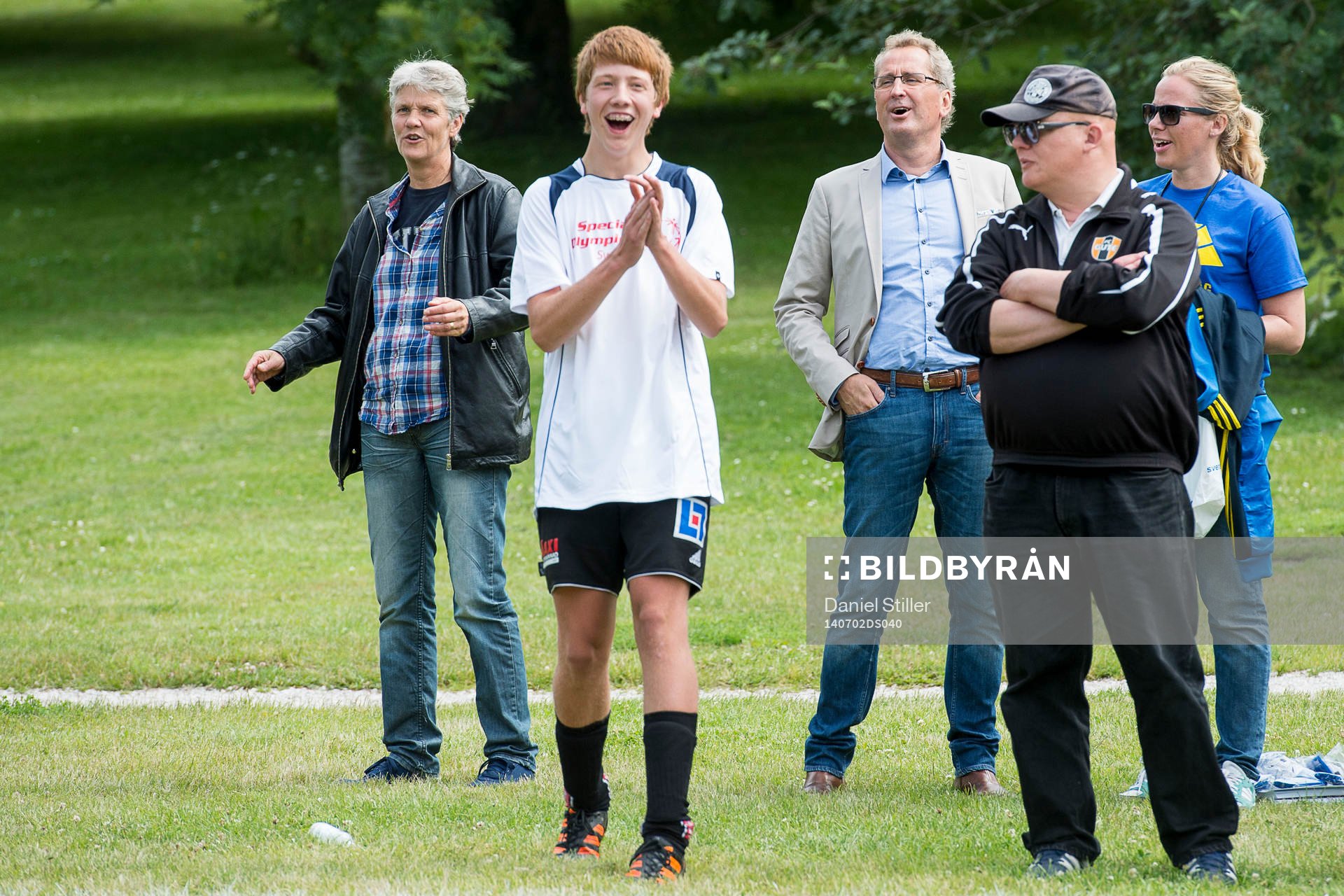 Damernas förbundskapten i fotboll Pia Sundhage tillsammans med herrarnas förbundskapten i fotboll Erik Hamrén tittar på en fotbollsmatch med delvis handikappade spelare under Idrottens Dag i Almedalen den 2 juli 2014 i Visby.