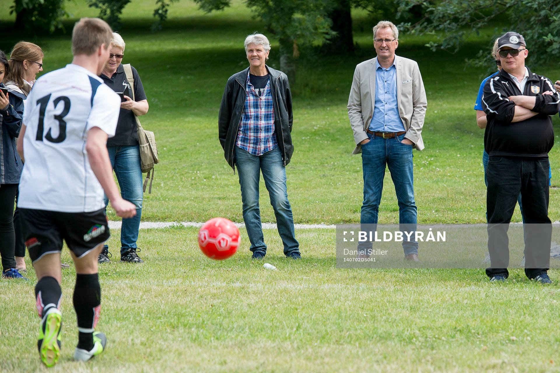 Damernas förbundskapten i fotboll Pia Sundhage tillsammans med herrarnas förbundskapten i fotboll Erik Hamrén tittar på en fotbollsmatch med delvis handikappade spelare under Idrottens Dag i Almedalen den 2 juli 2014 i Visby.