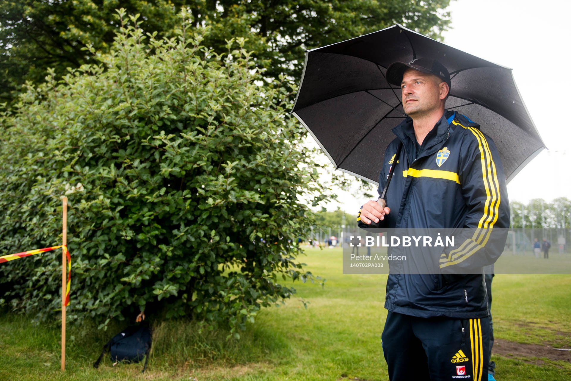 Sveriges förbundskapten P15/99 Magnus Wikman tittar på