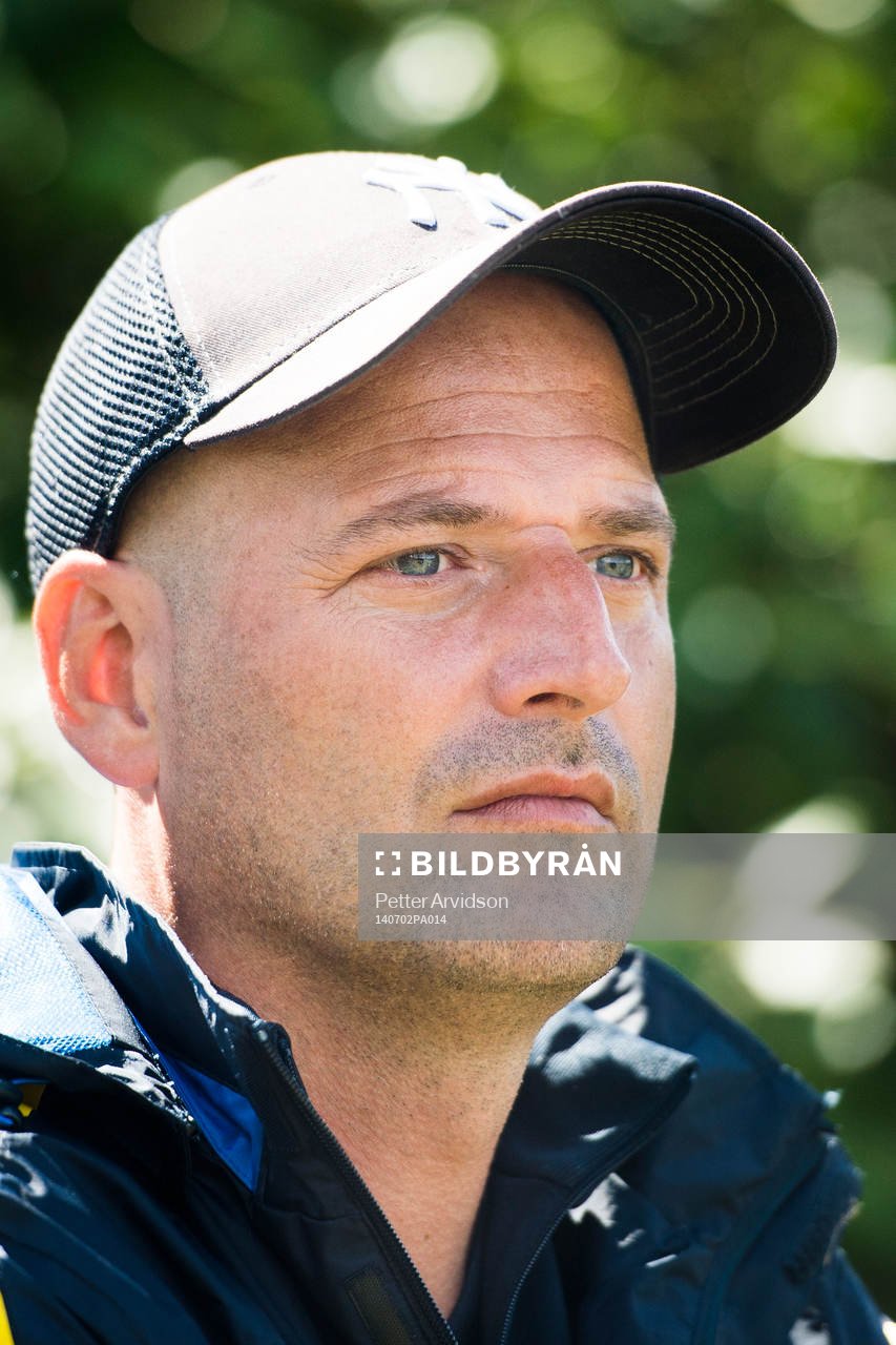 Sveriges förbundskapten P15/99 Magnus Wikman tittar på